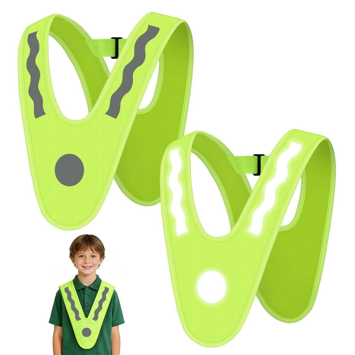 Leuchtend grüne reflektierende Sicherheitsweste, die über einem Kinderhemd getragen wird, von vorne und hinten gezeigt, um Sichtbarkeitssstreifen und Schnallenverschluss hervorzuheben.