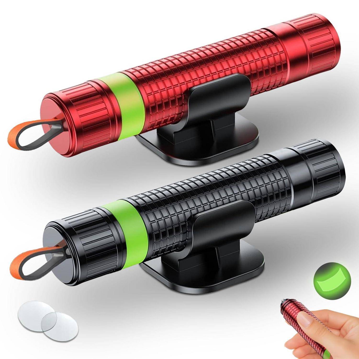 Darstellung von zwei zylindrischen Taschenlampen, eine rot und eine schwarz mit grünen Ringen, plus eine Hand, die die rote Version hält, auf weißem Hintergrund.