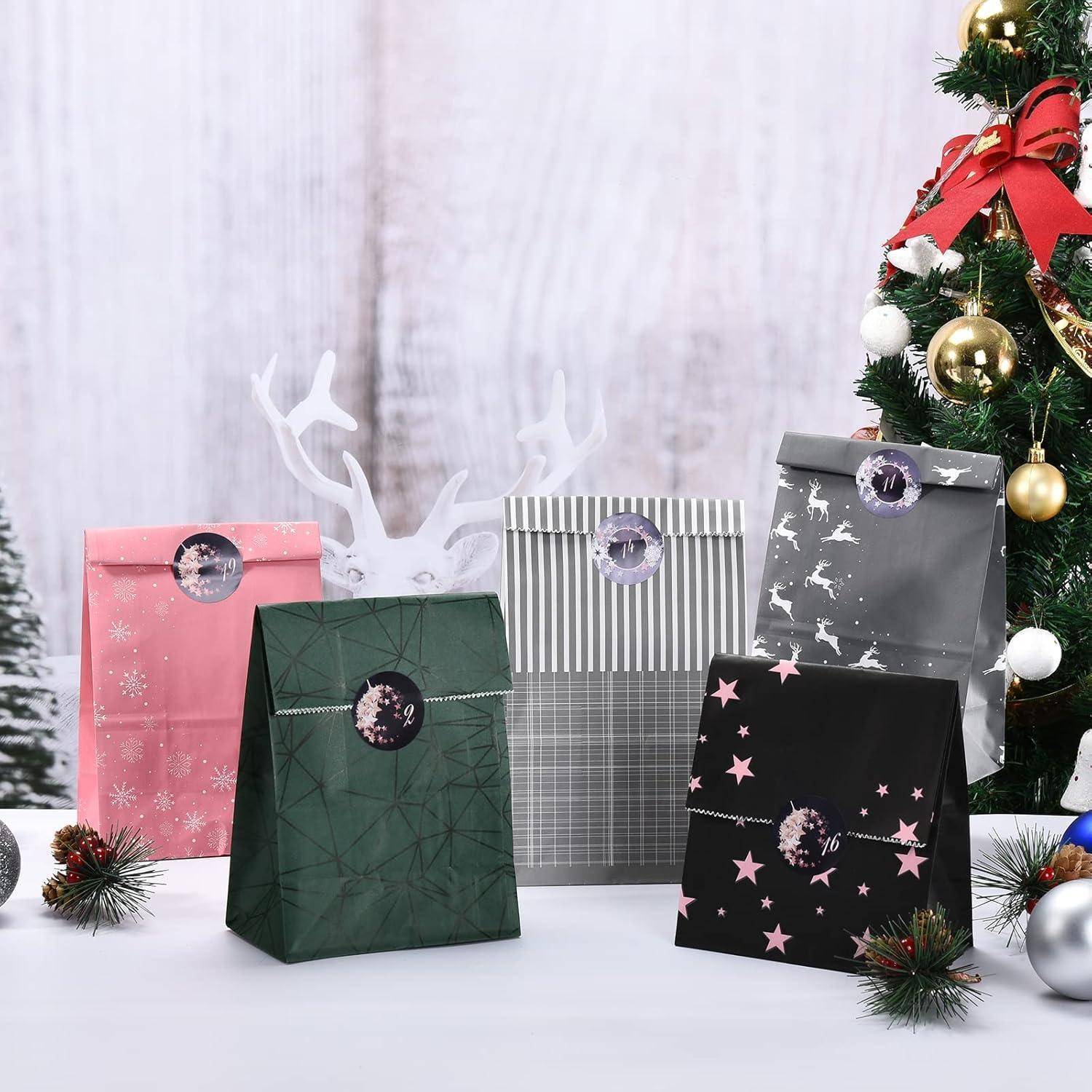 Eingepackte Weihnachtsgeschenke in dekorativen Papiertüten neben einem geschmückten Weihnachtsbaum, mit silbernen Geweihen und festlichen Ornamenten im Hintergrund.
