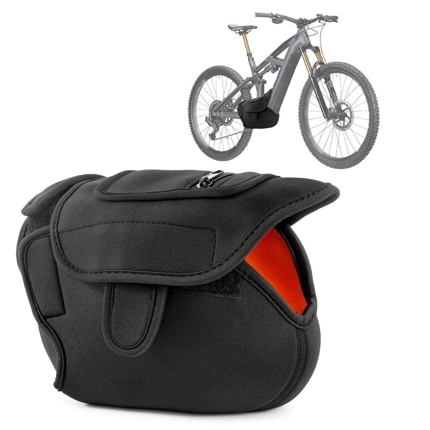 Schwarze Fahrradrahmentasche, die unter einem Mountainbike-Rahmen angebracht ist, mit sichtbarem orangefarbenem Innenfutter.