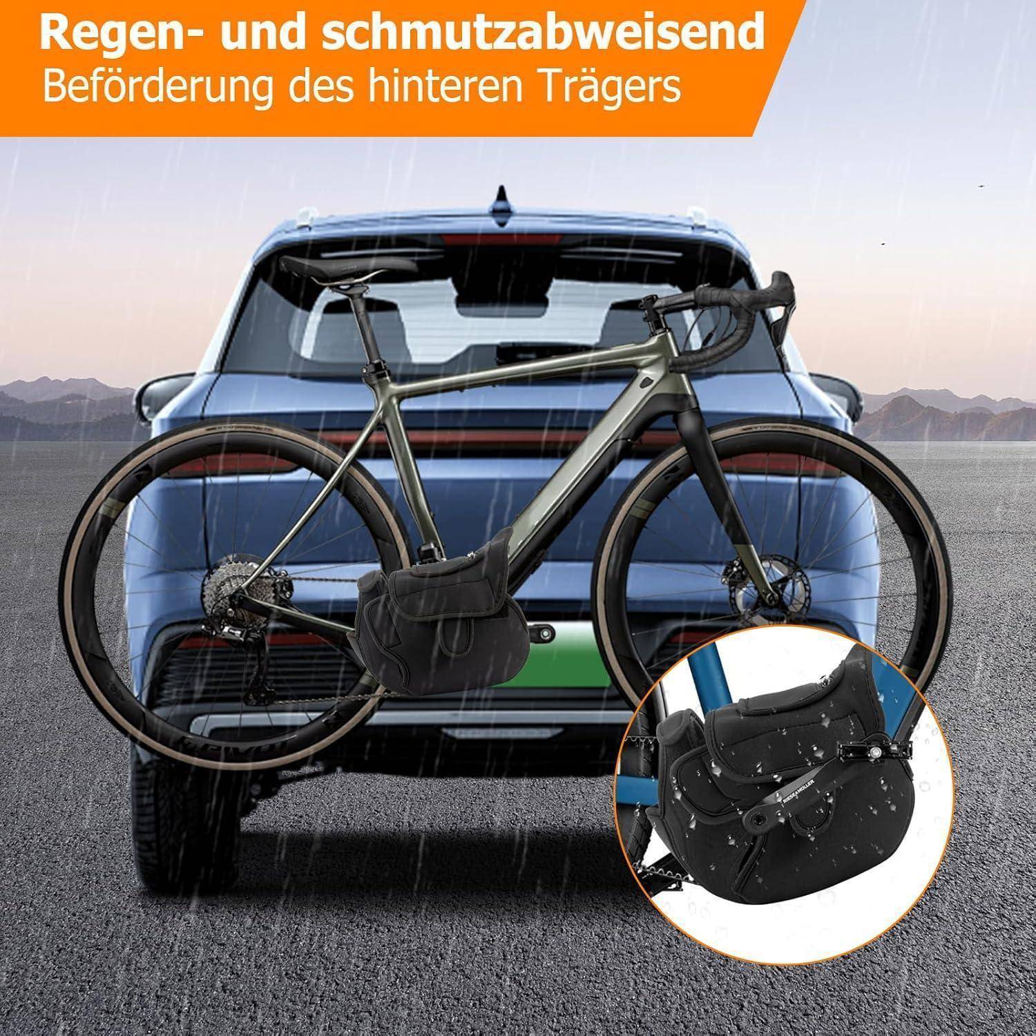 Rückansicht eines Autos mit einem Fahrrad auf dem hinteren Gepäckträger bei regnerischen Bedingungen; Einfügung zeigt eine Nahaufnahme der schmutzigen, regenfesten Trägerhalterung.