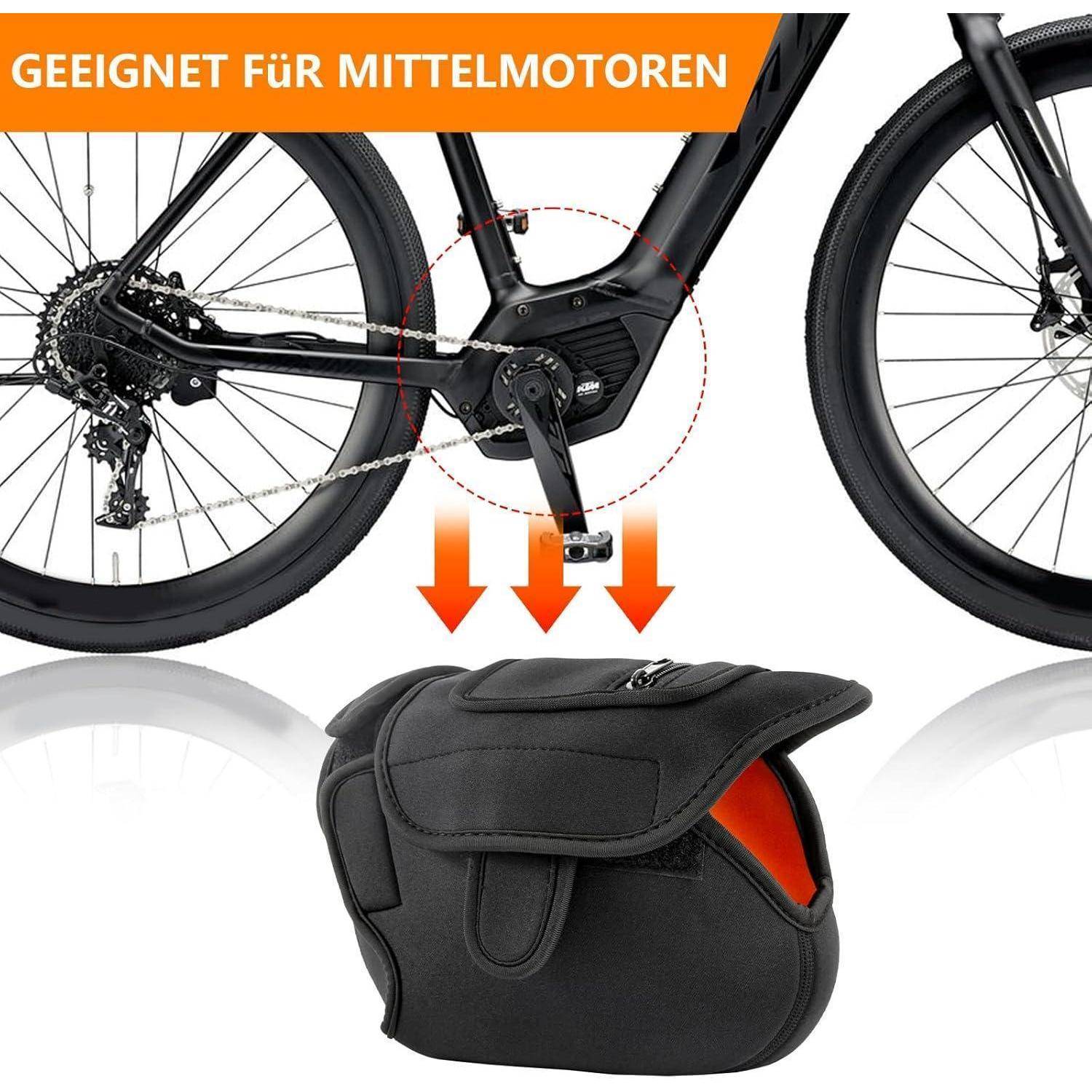 Fahrradseitentasche, die unter dem Rahmen in der Nähe der Pedale montiert ist, gezeigt als geeignet für Mid-Drive-Bikes; schwarze Tasche unter einem Fahrrad dargestellt.