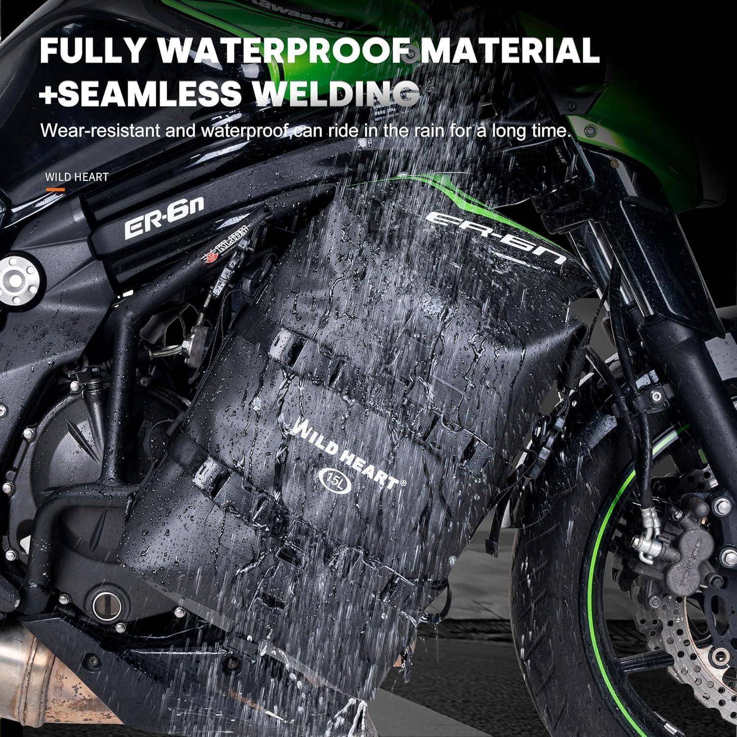 Wasserdichte Motorrad-Oberschenkeltasche an einem Motorrad im starken Regen, mit der Bezeichnung „WILD HEART"; der Text besagt „VOLLSTÄNDIG WASSERDICHTES MATERIAL + NAHTLOSE SCHWEISSUNG"" und vermerkt, dass sie verschleißfest ist.