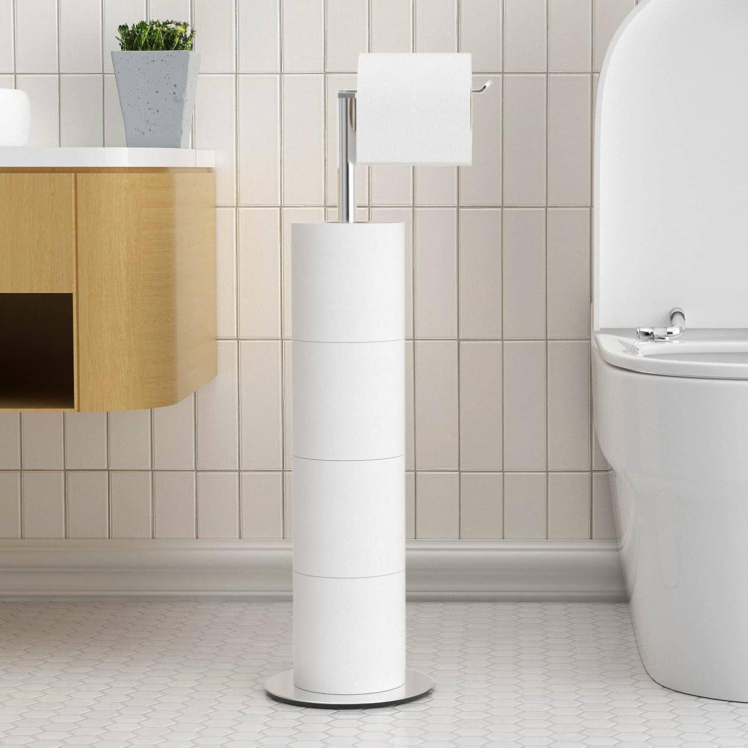Freistehender weißer Toilettenpapierhalter mit Ersatzrollenablage neben einer Toilette in einem gefliesten Badezimmer.