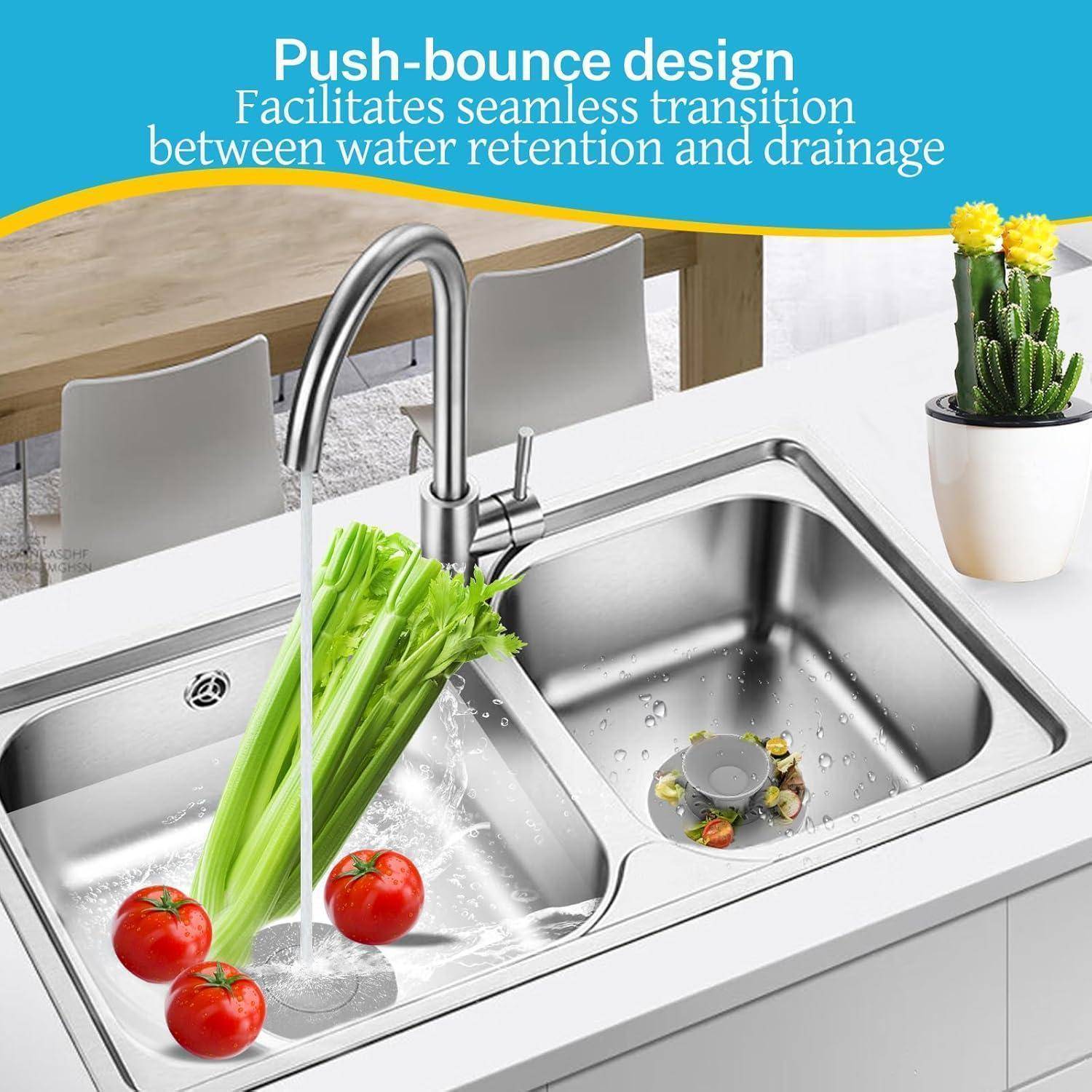Edelstahlspüle in der Küche mit Druckentlastungsventil, das Wasserstau und Entwässerung zeigt; Wasserhahn läuft über Gemüse und Tomaten.