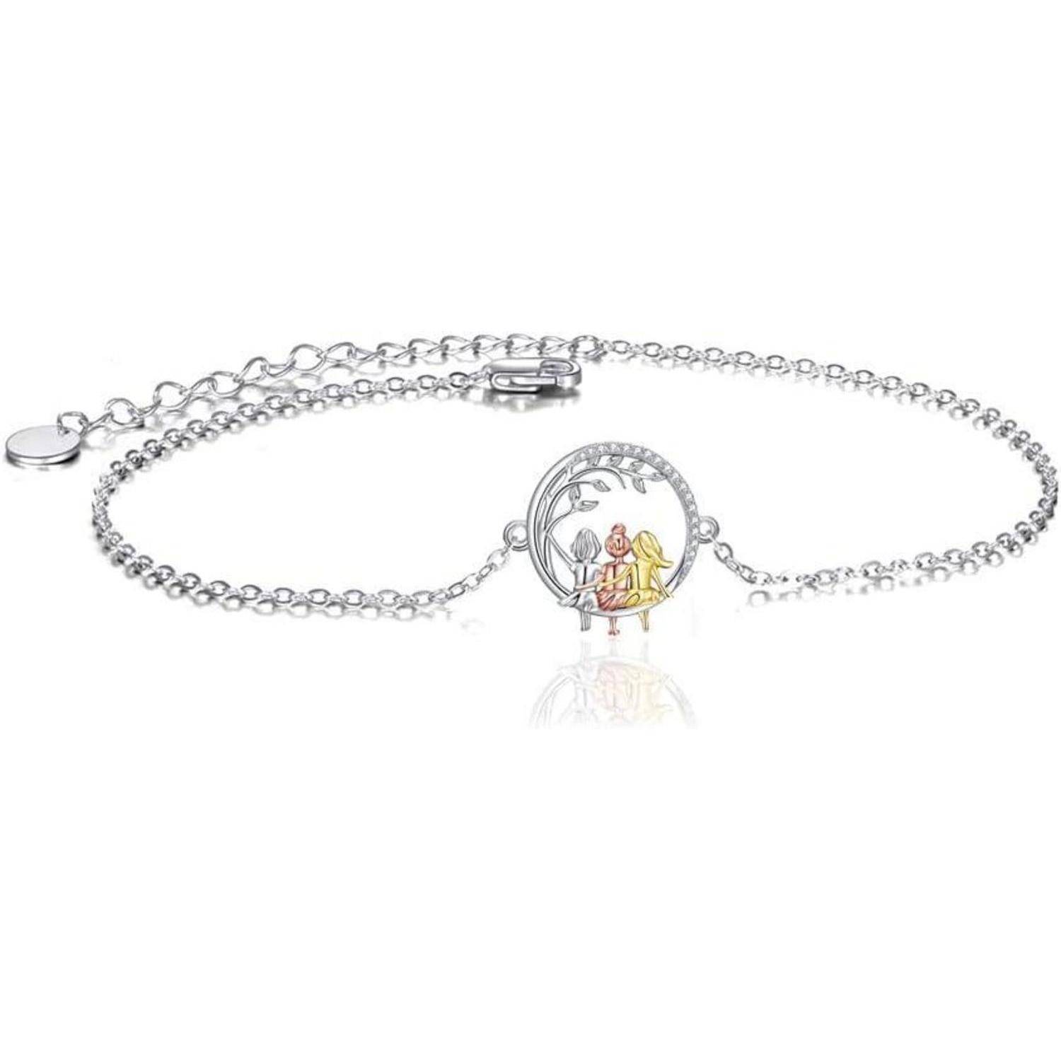 Silberkettarmband mit rundem Anhänger, auf dem eine kleine sitzende Figur und eine goldene engelsähnliche Figur abgebildet sind, fotografiert auf weißem Hintergrund.