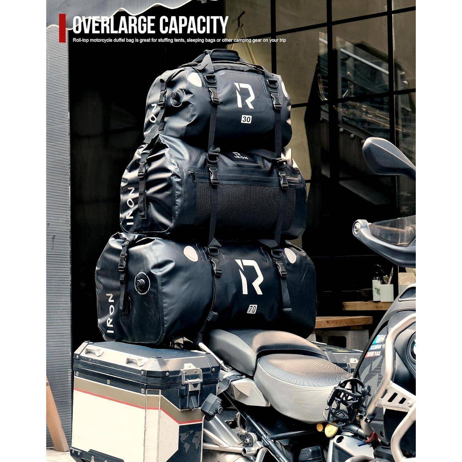Stapelbare Motorrad-Gepäcktaschen mit der Aufschrift „ÜBERGROSSE KAPAZITÄT" auf einem Motorrad montiert, wobei großvolumiger Reisespeicher für Roadtrips oder Campingausflüge hervorgehoben wird.