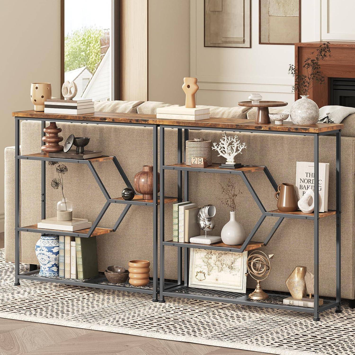 Zwei geometrische Metallbücherregale gefüllt mit Büchern und dekorativen Vasen, eingerahmt von einer beigen Wand und einem Teppich in einem Wohnzimmer.