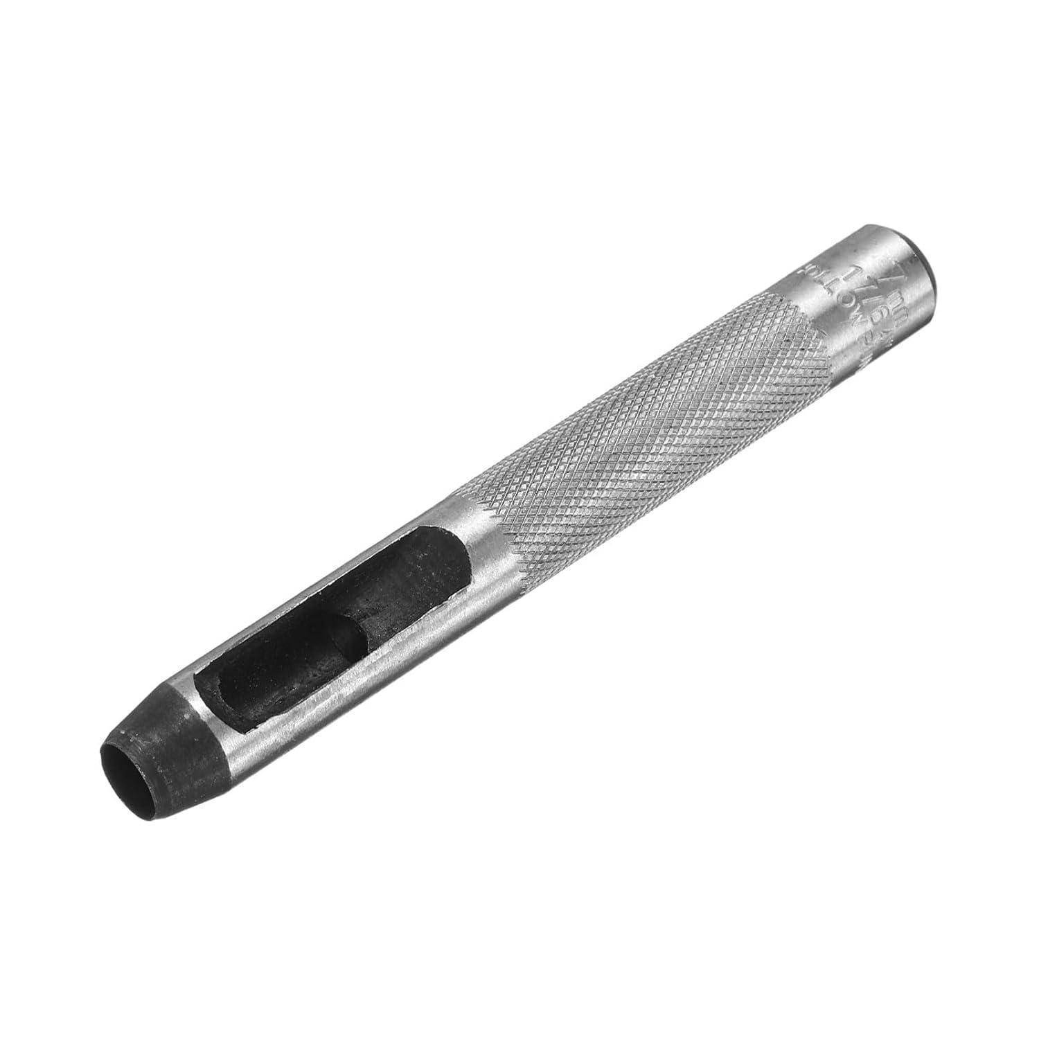 Nahaufnahme eines Metalllederlochstanzwerkzeugs mit gerilltem Griff und schlitzförmigem Schneidende, dargestellt auf weißem Hintergrund.
