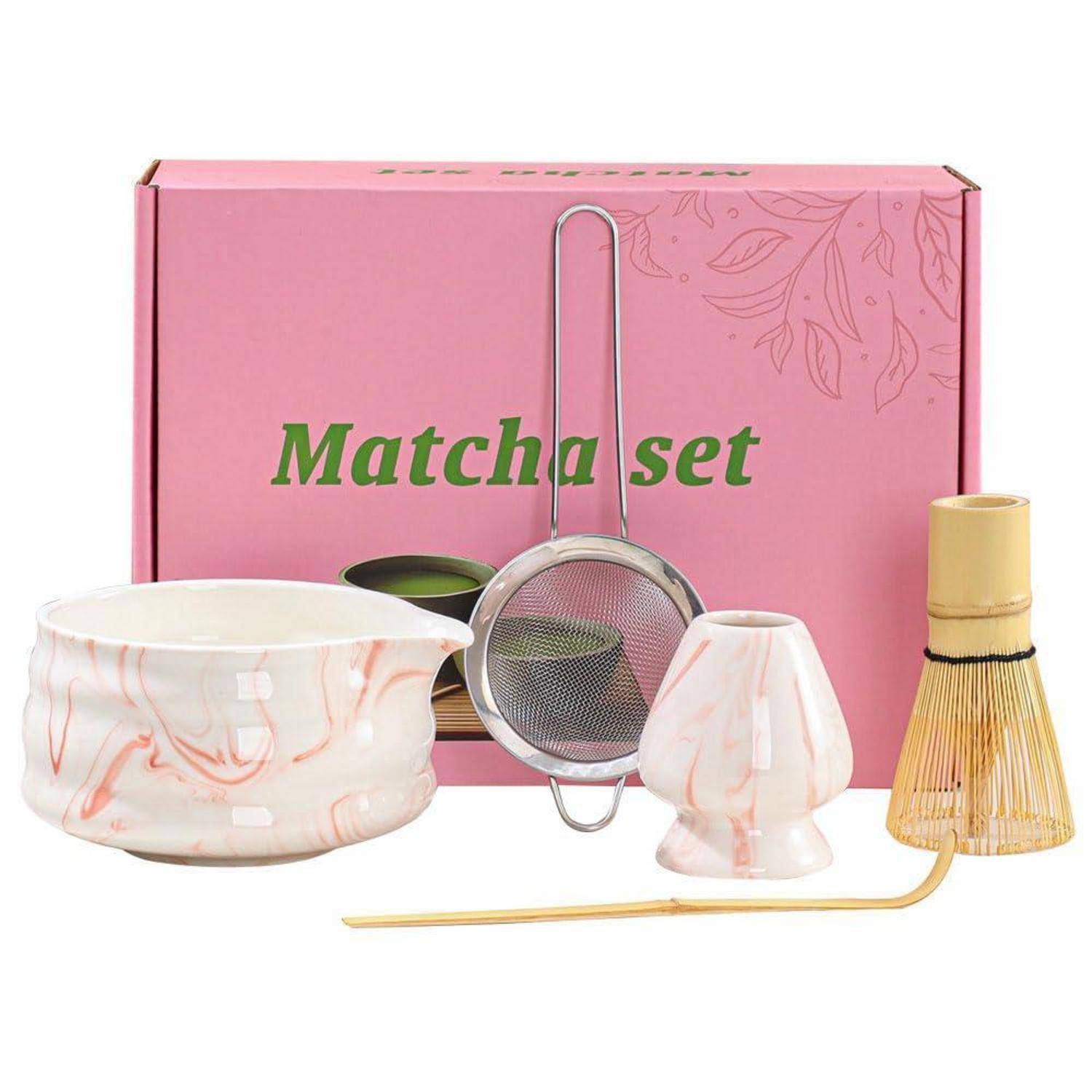Rosa Matcha-Set in einer Geschenkbox, bestehend aus einer Keramikschale, Bambusbesen und Löffel, Metallsieb und Besenständer.