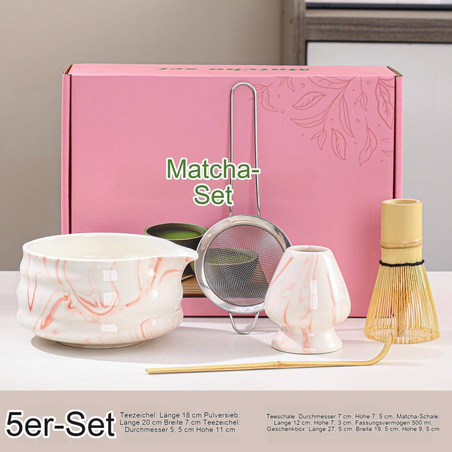 Rosa Schachtel mit der Bezeichnung „Matcha-Set" mit einem 5-teiligen Teezeremonien-Set: Schale, Sieb, Schneebesen, Löffel und Tasse.
