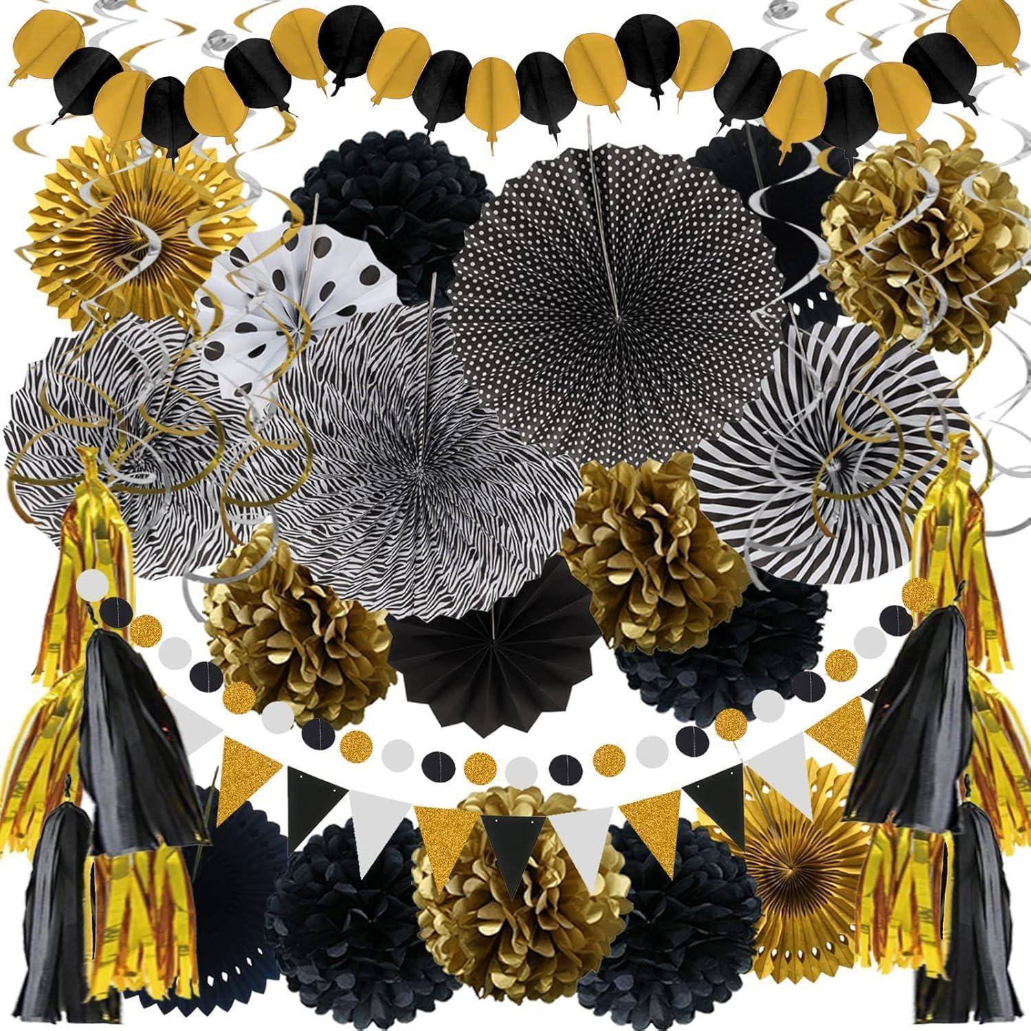 Schwarz-Gold-Weiß-Partydekoration mit Papierfächern, Pompons, Quasten, Wimpelketten und hängenden Ballons auf weißem Hintergrund.