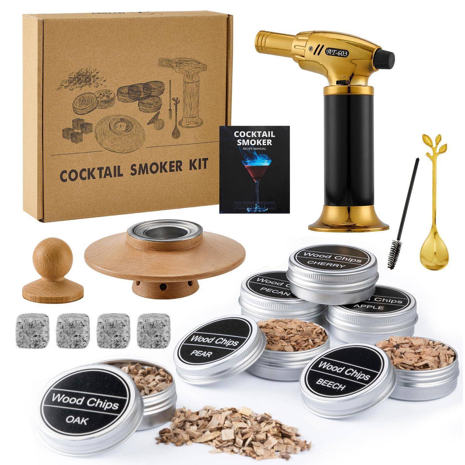 Cocktail-Raucher-Set mit Fackel, Holzspan-Dosen, Raucherdeckel, Ständer, Bürste, goldenem Löffel und Verpackungsbox auf weißem Hintergrund.