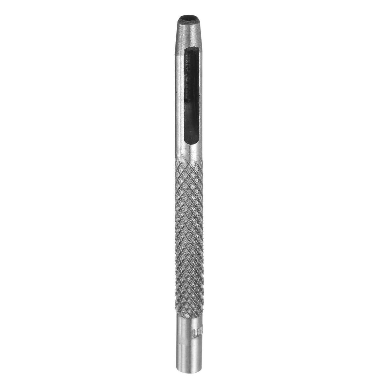 Nahaufnahme eines hohlen Metallstanzwerkzeugs oder Rohrklemmbahners mit strukturiertem Griff und seitlicher Schlitzöffnung, auf weißem Hintergrund dargestellt.