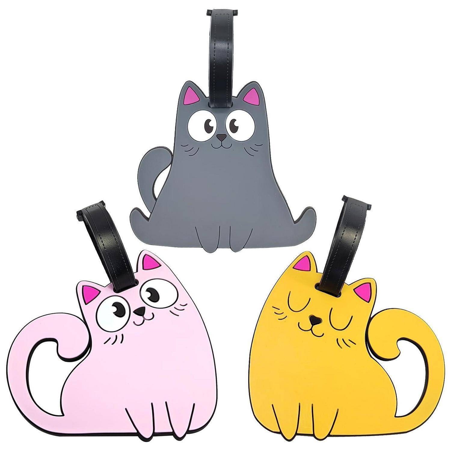 Drei katzenförmige Hängetags oder Ornamente in Grau, Rosa und Gelb, jeweils mit einem schwarzen Schlaufenriemen.