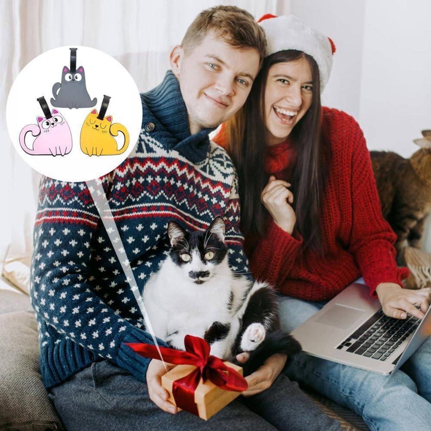 Lachendes Paar in Weihnachtspullovern und Weihnachtsmütze posiert mit einer schwarz-weißen Katze, die ein verpacktes Geschenk hält, mit einem Laptop daneben und einer Katzen-Glocken-Grafik als Einfügung.