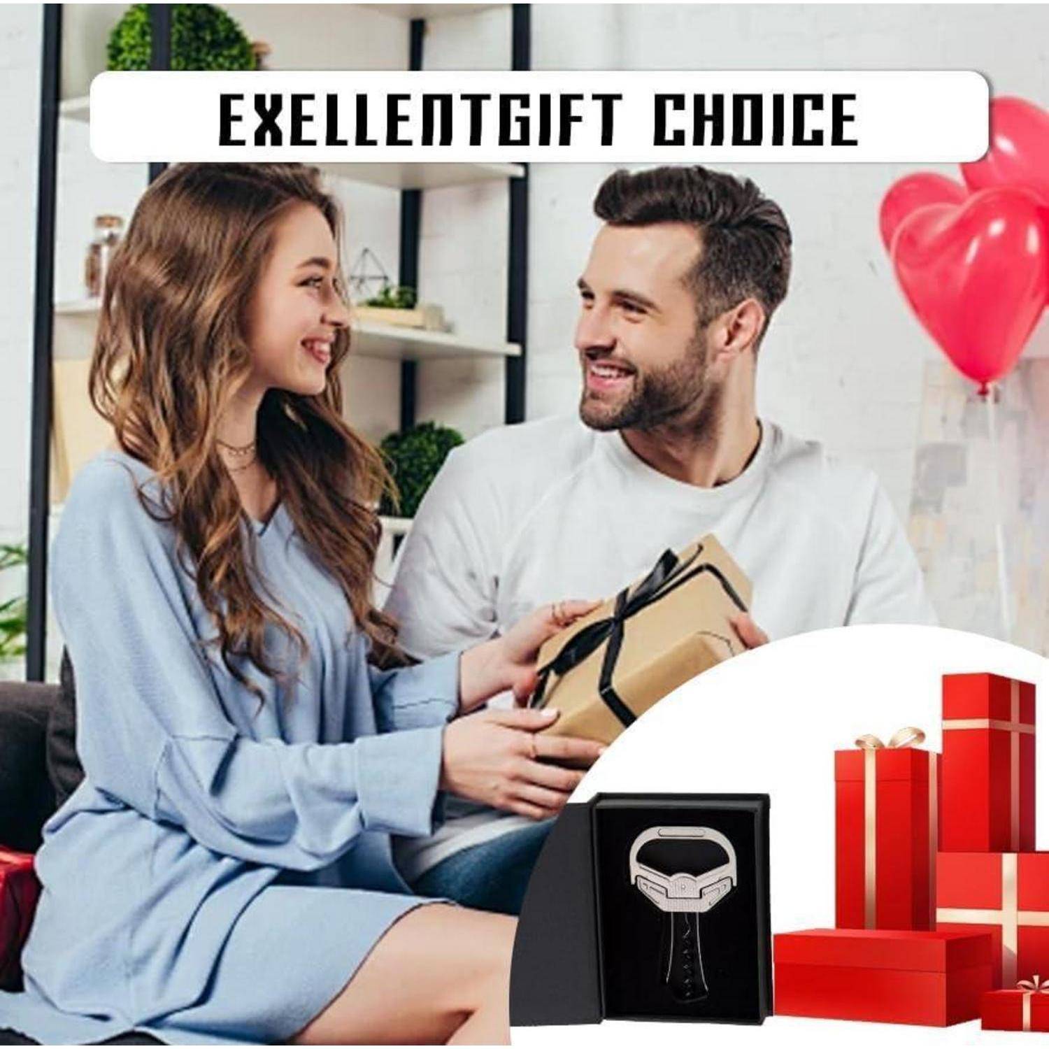 Lachendes Paar mit einer eingewickelten Geschenkbox und roten Geschenken, mit dem Text 