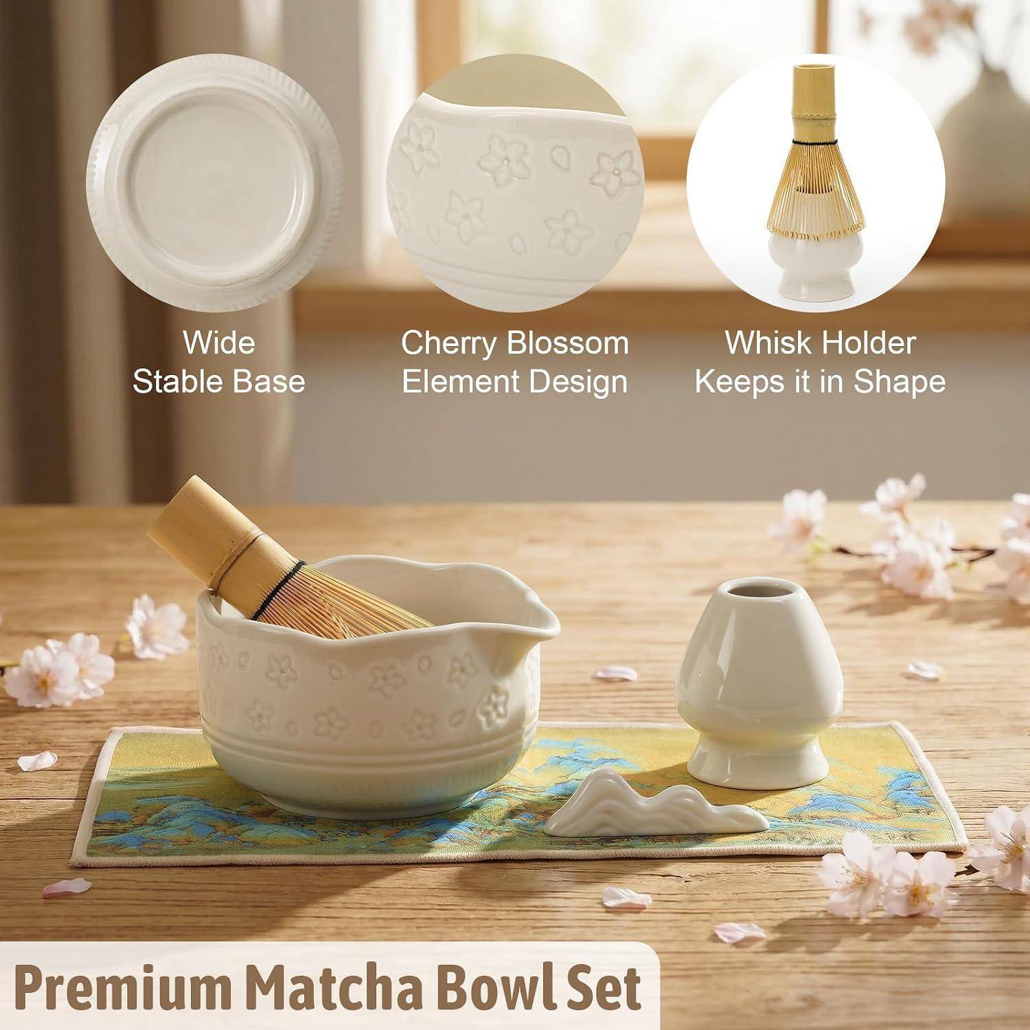 Premium-Matcha-Schüssel-Set mit Schüssel, Schneebesen und Ständer auf einem Holztisch, mit Kirschblüten-Design und breiter stabiler Basis.