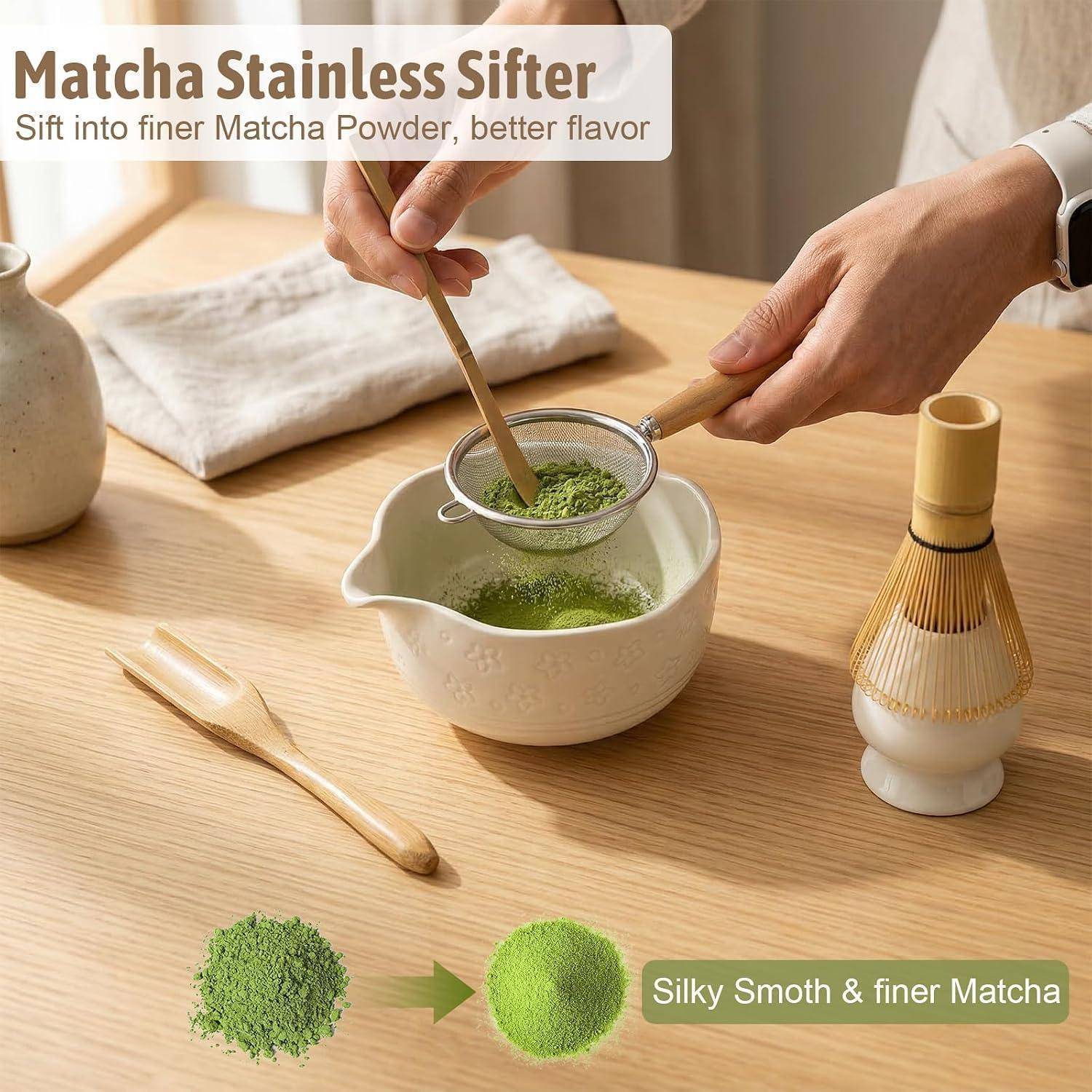 Hände sieben Matcha-Pulver durch ein Edelstahl-Sieb in eine Schüssel; Text besagt „Matcha Edelstahl-Sieb" und „In feineres Matcha-Pulver sieben, besserer Geschmack"".