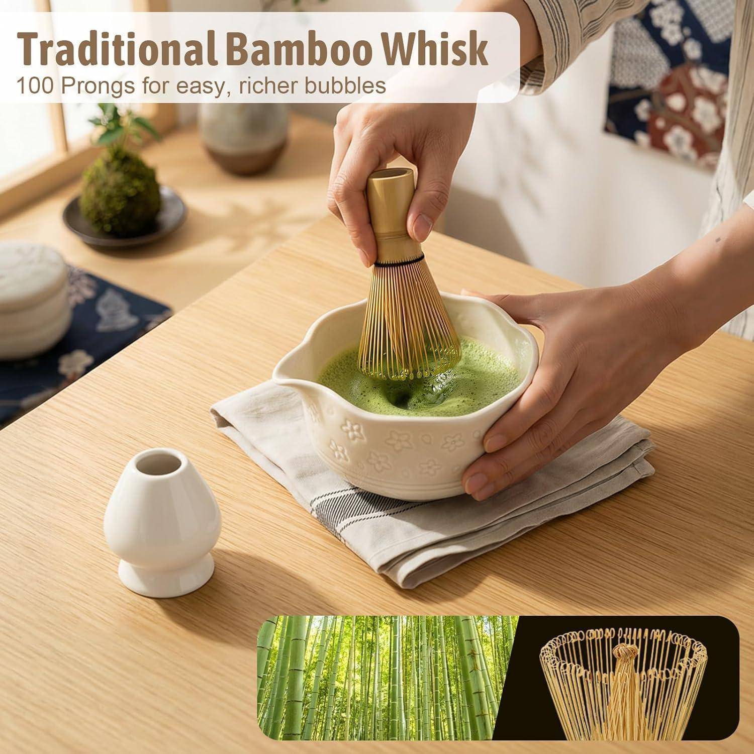Person, die Matcha in einer Schüssel mit einem Bambusbesen aufschlägt; der Text lautet „Traditioneller Bambusbesen" und „100 Zinken für einfachere, reichhaltigere Blasen"".