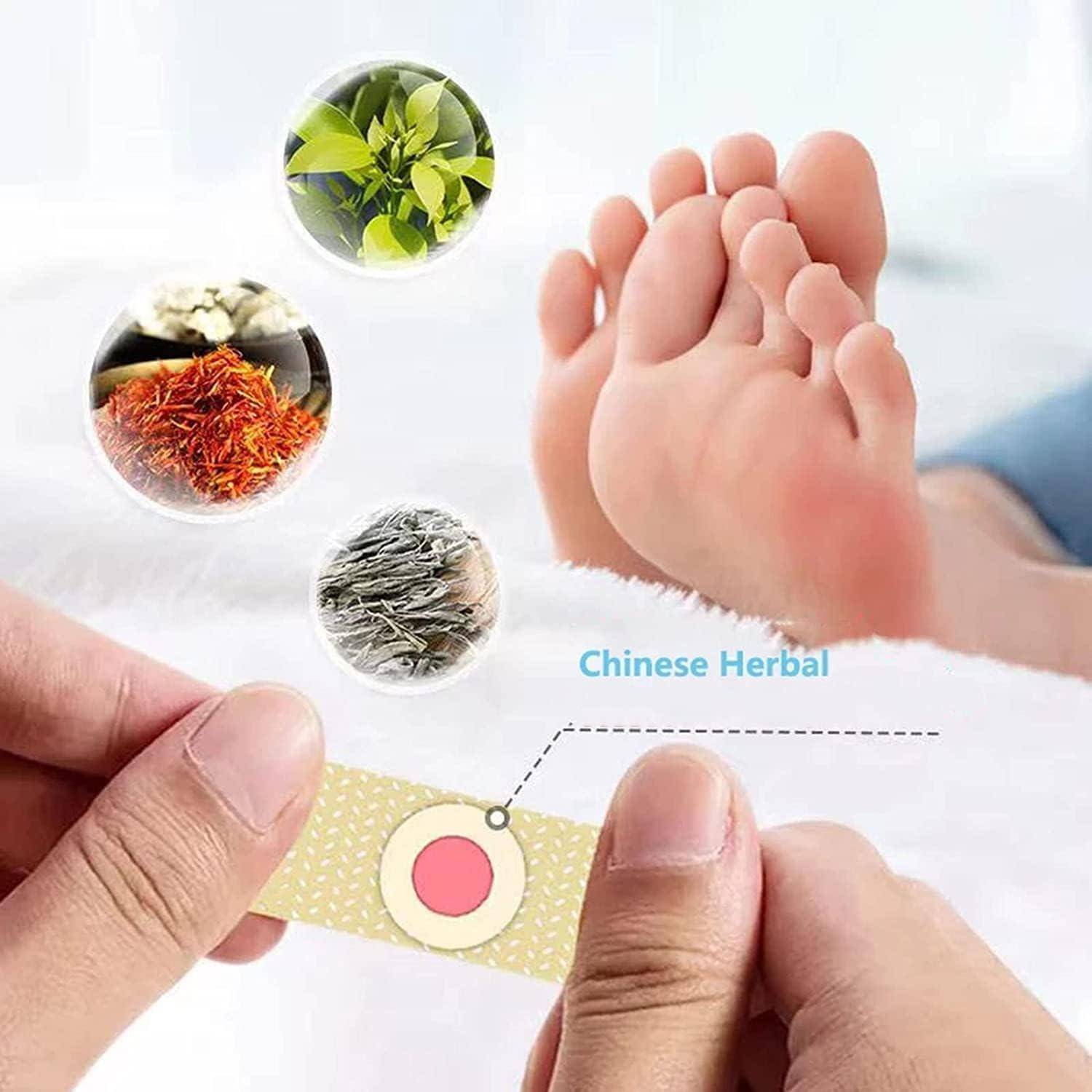 Hände bringen ein chinesisches Kräuterhaftpflaster mit einem kreisförmigen Polster auf die Fußsohle eines Kindes an, was auf eine Fußbehandlung oder Schmerzlinderung hindeutet.
