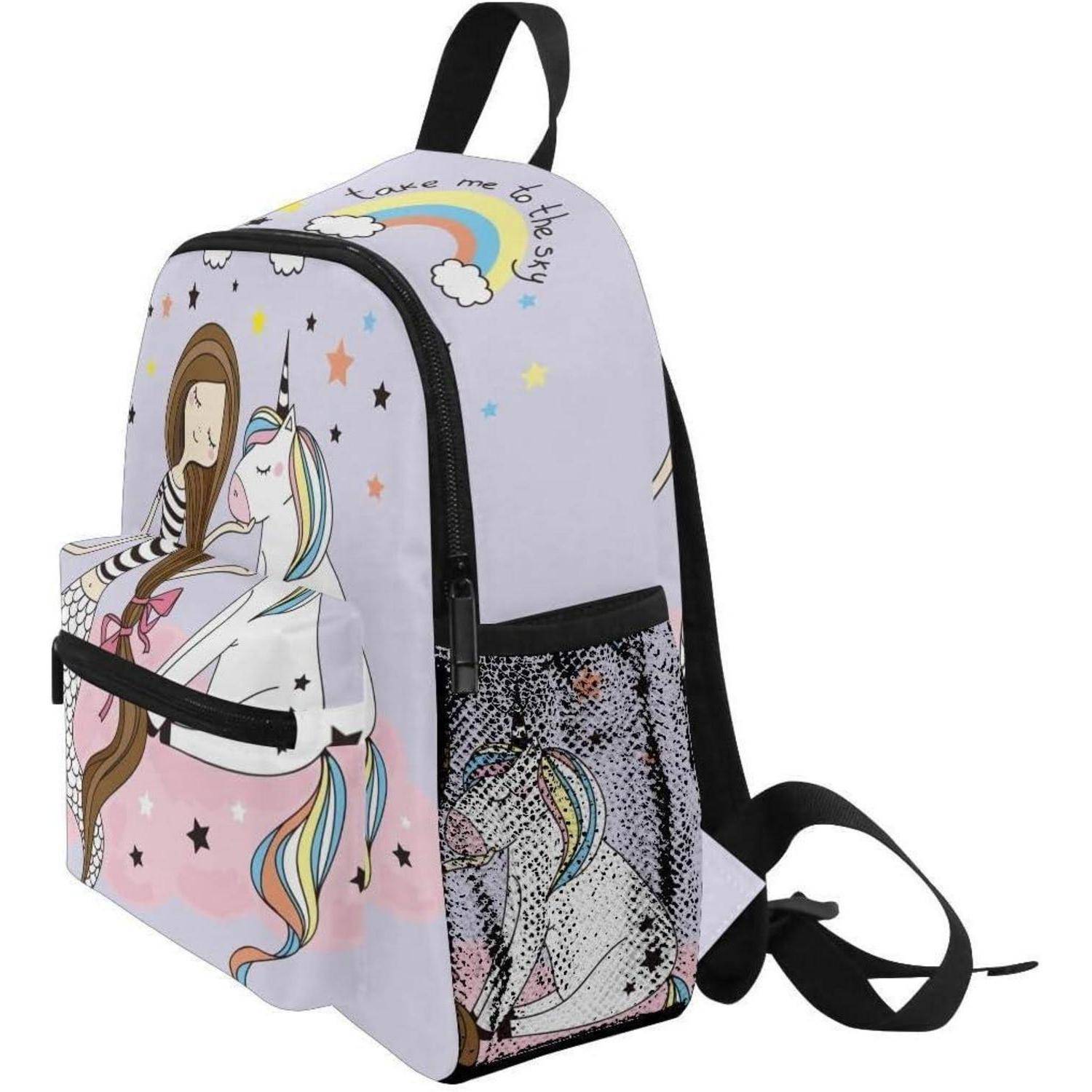 Ein lila Rucksack mit einer Illustration eines Einhorns und eines Mädchens, Regenbogen und Sternen, schwarzen Riemen, einer vorderen Reißverschlusstasche und einer seitlichen Netztasche.