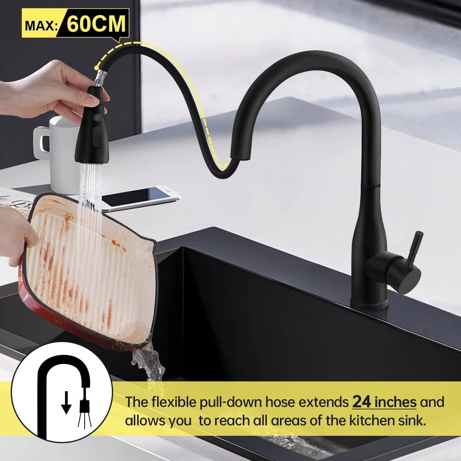 Flexible Küchenarmatur mit ausziehbarem Schlauch und 24-Zoll-Reichweite über das Spülbecken; das Bild zeigt einen maximalen Bogen von 60 cm und das Waschen einer Pfanne.