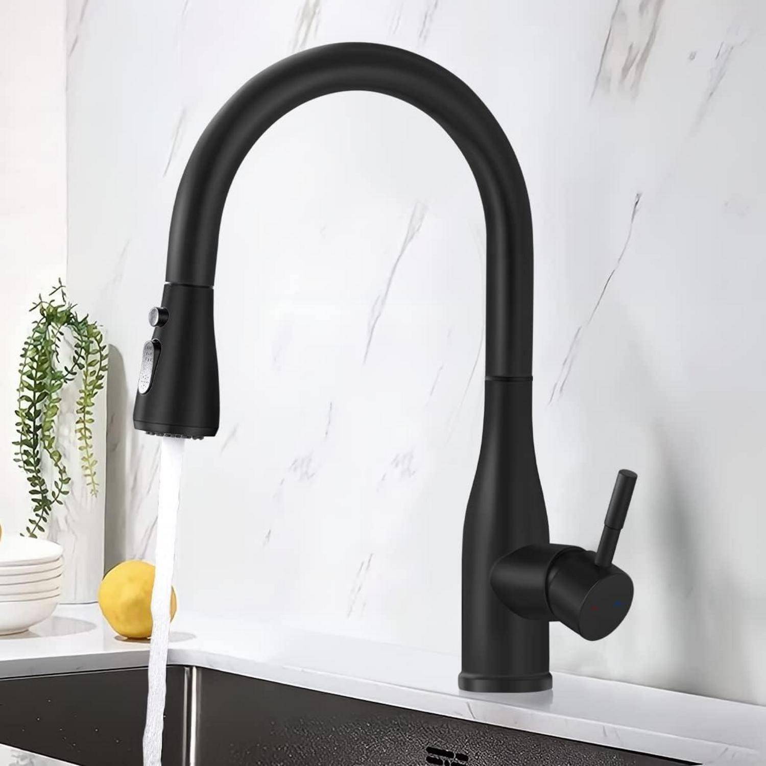 Schwarzer matter Küchenhahn mit einem hoch gewölbten Auslauf, aus dem Wasser in ein Spülbecken fließt, vor einem weißen Marmor-Spritzschutz.