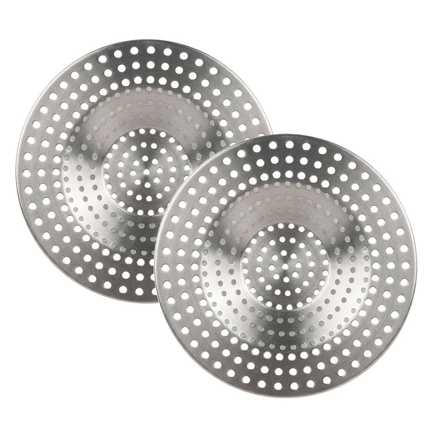 Zwei Edelstahlsiebe für Spülen mit perforiertem kreisförmigem Design, übereinander liegend auf weißem Hintergrund.