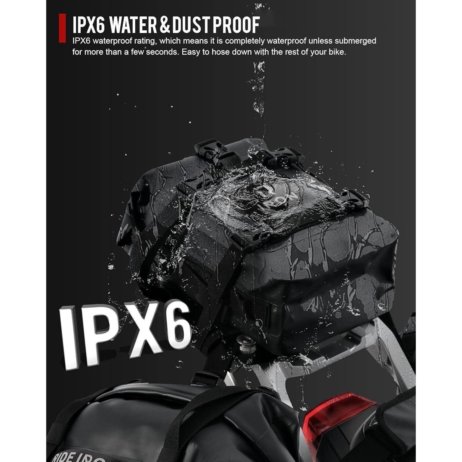 „IPX6 Wasser- und staubdicht" Fahrradsatteltasche unter Wasserspray gezeigt, wobei die wasserdichte Schutzfunktion und die Haltbarkeit beim Abspritzen mit dem Schlauch betont wird.
