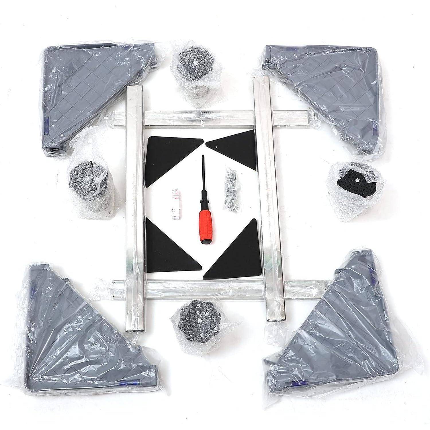 Flat-Pack-Hardwaresatz mit Metallrahmenteilen, vier dreieckigen Platten, Schrauben und einem Schraubendreher auf weißem Hintergrund.
