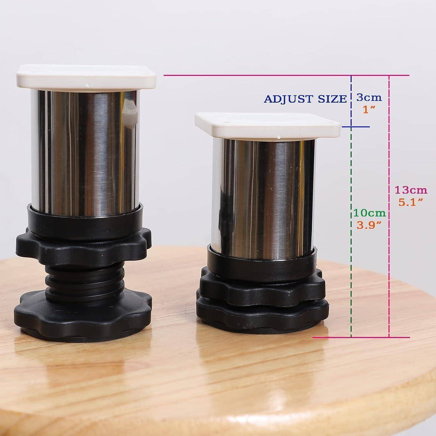Zwei verstellbare Möbelausgleicher auf einer Holzoberfläche, die die Größenspanne mit den Beschriftungen „ADJUST SIZE