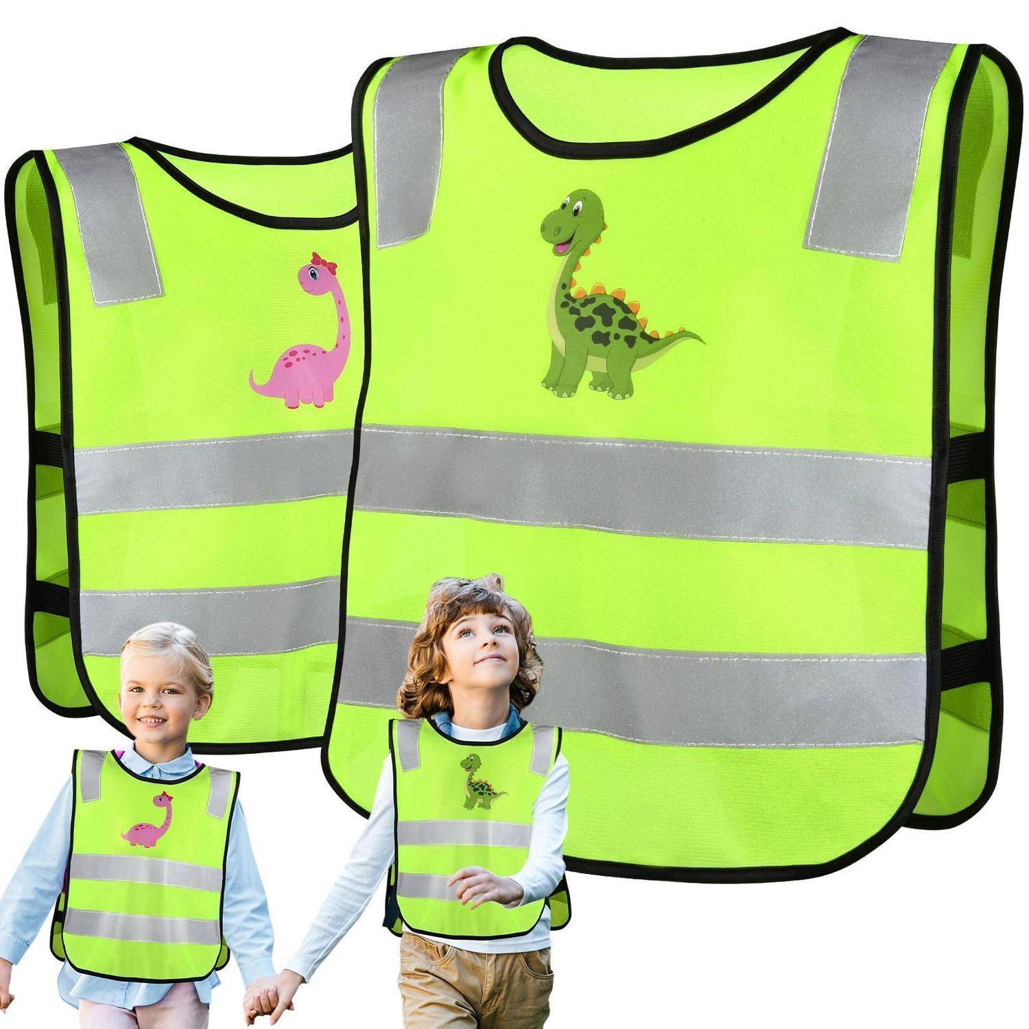 Zwei Kinder, die leuchtend neongelbe reflektierende Sicherheitswesten mit Dinosaurier-Designs tragen, dargestellt vor vergrößerten Bildern der Westen.