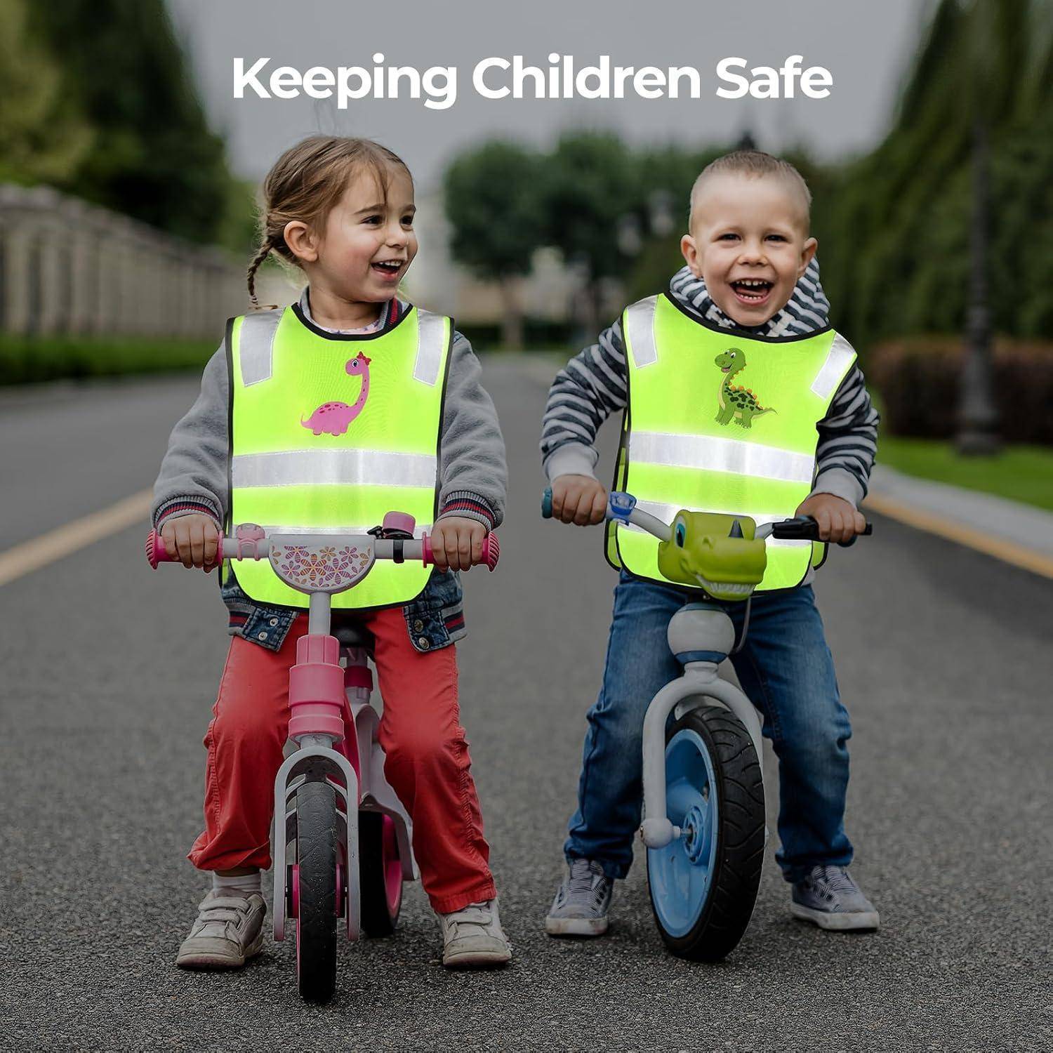 Zwei Kinder fahren auf Laufrädern auf einer Straße und tragen leuchtend reflektierende Sicherheitswesten unter dem Text „Kinder sicher schützen