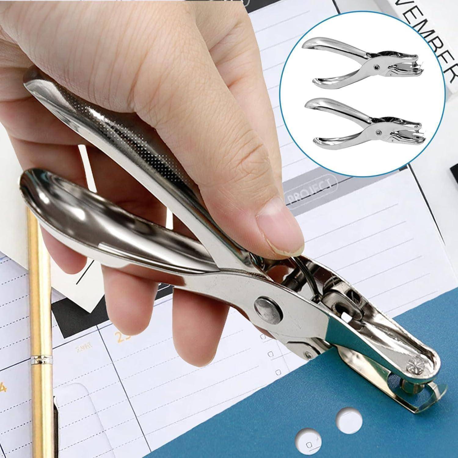 Hand, die einen glänzenden Metalllocher verwendet, um Papier auf einem Schreibtisch zu lochen, mit einer kleinen Einblendung, die das Locherwerkzeug aus zwei Winkeln zeigt.