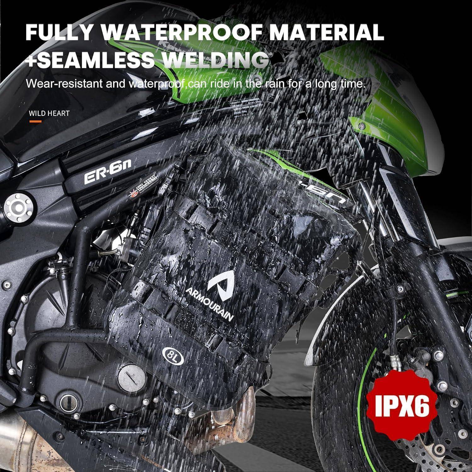 Wasserdichte Motorrad-Seitentasche bei starkem Regen, gekennzeichnet mit „IPX6", mit Text, der „Vollständig wasserdichtes Material"" und „Nahtlose Verschweißung"" bewirbt.