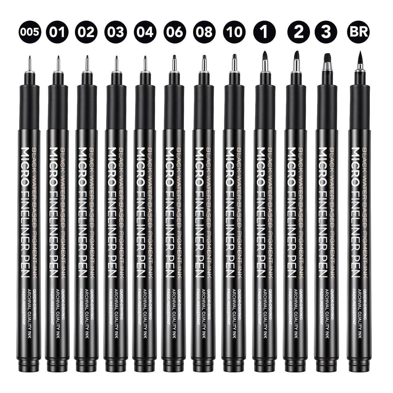 Reihe von 13 schwarzen Micro-Fineliner-Stiften mit den Bezeichnungen 005, 01, 02, 03, 04, 06, 08, 10, 1, 2, 3 und BR, die verschiedene Spitzengrößen zeigen.