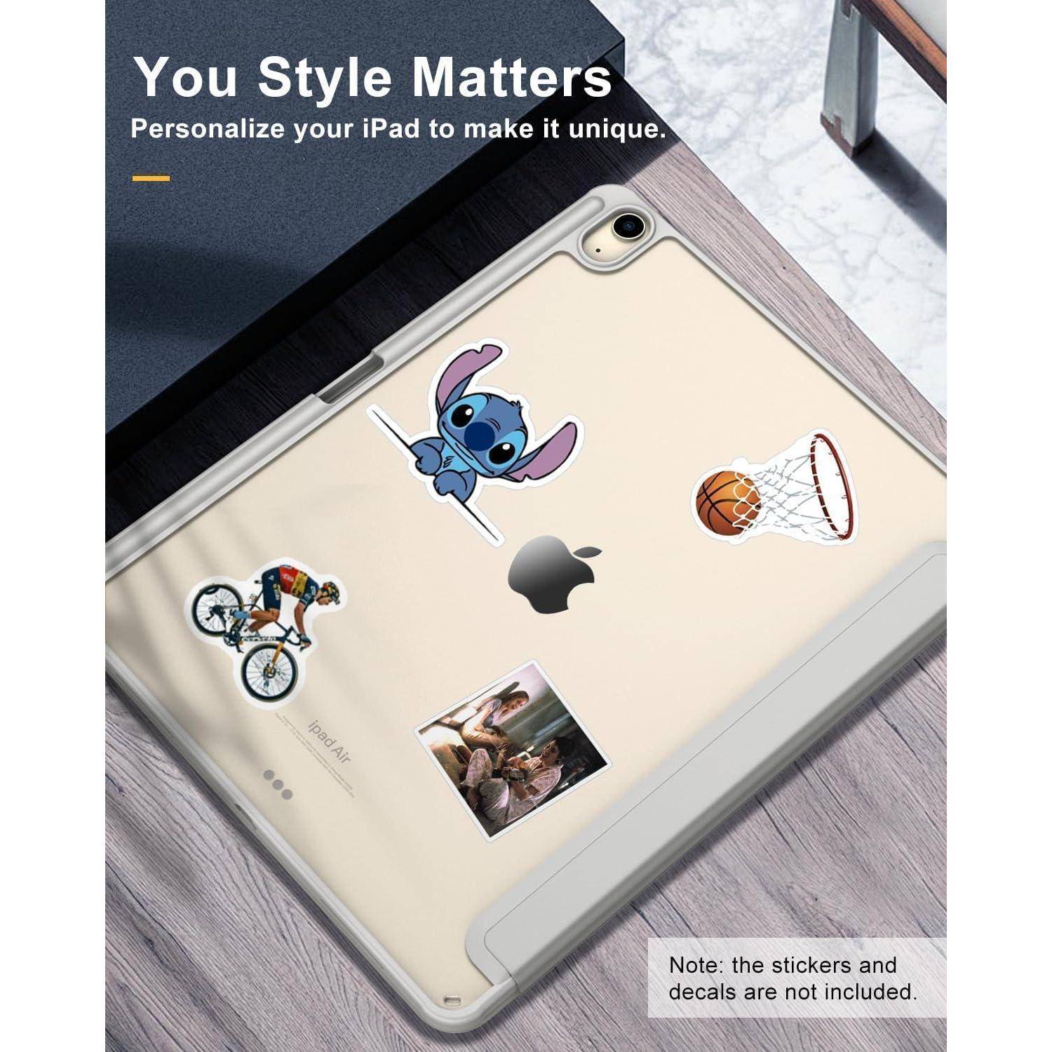 Werbebild eines iPads mit einer durchsichtigen Schutzhülle und benutzerdefinierten Aufklebern, die „Your Style Matters" und „Personalisiere dein iPad, um es einzigartig zu machen"" zeigen.