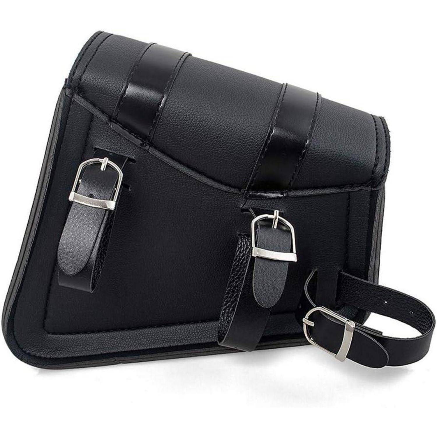 Schwarze Ledermotorradtasche mit Schnallengurten und gewölbtem Verschlussdeckel, auf weißem Hintergrund dargestellt.
