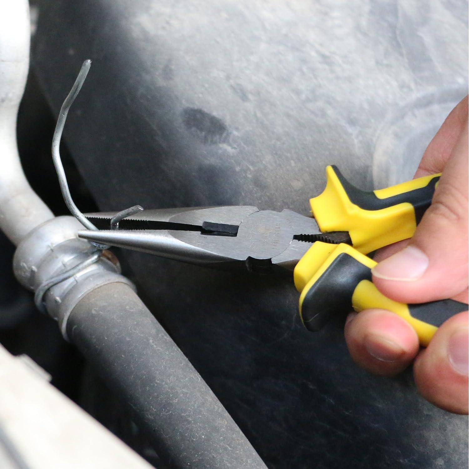 Hand, die mit einer Zange einen dünnen Draht um ein Metallrohr wickelt, wahrscheinlich für eine Reparatur oder zum Sichern einer Verbindung.