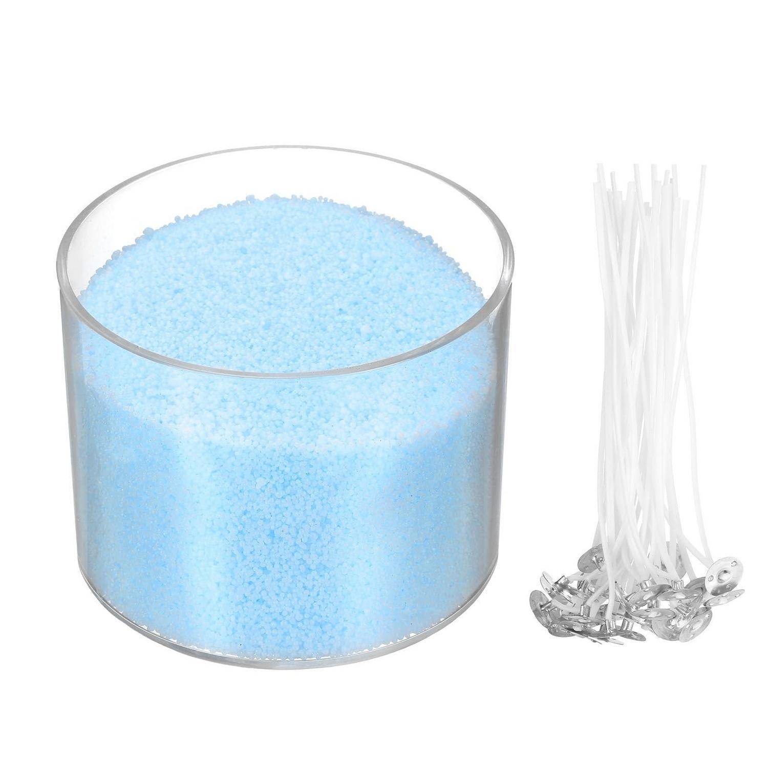 Blaue Granulate in einem transparenten zylindrischen Behälter neben einem Bündel weißer Kabelbinder mit Metallfastenern auf weißem Hintergrund.