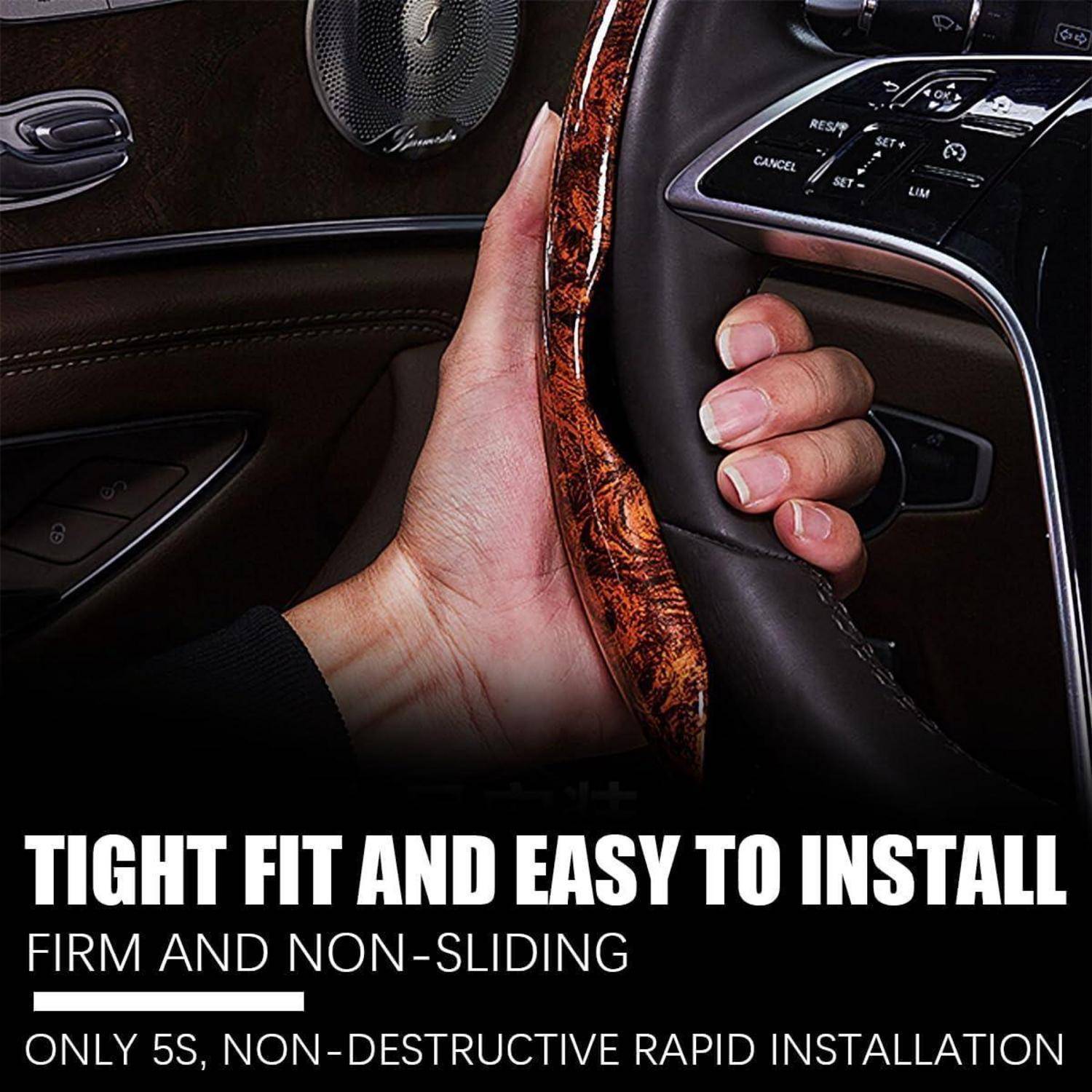 Manuelle Installation einer Lenkradabdeckung mit Holzmaserung in einem Auto; der Text lautet: „ENGE PASSFORM UND EINFACHE INSTALLATION", „FEST UND RUTSCHFEST"", „NUR 5 SEKUNDEN, ZERSTÖRUNGSFREIE SCHNELLE INSTALLATION"".