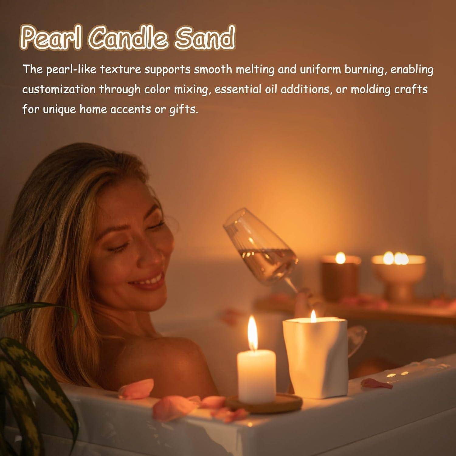 Frau entspannt sich in einem kerzenleuchteten Bad neben zwei brennenden Kerzen und einem Weinglas; Text bewirbt „Pearl Candle Sand