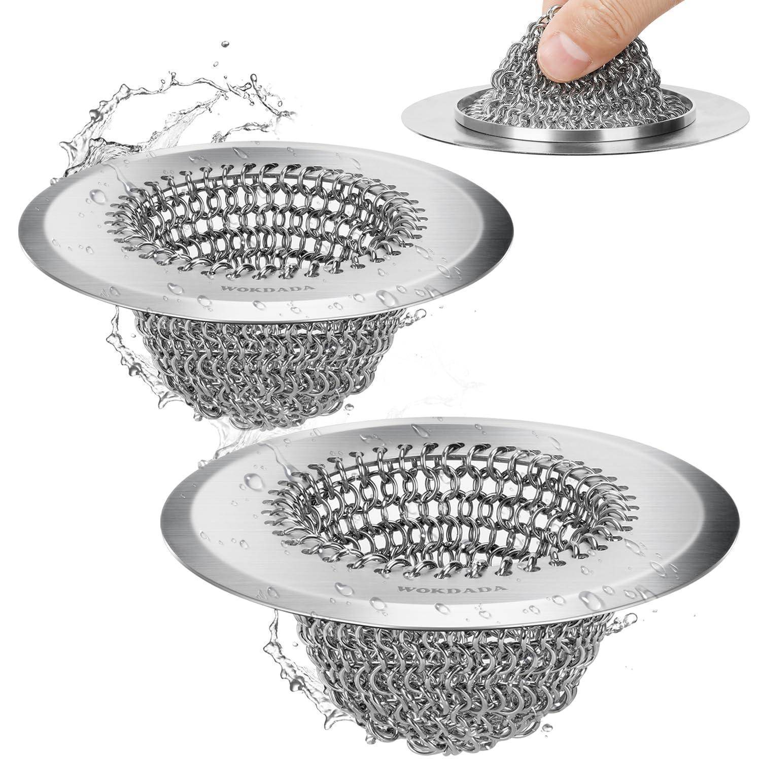 Edelstahlspülensieb mit Maschenkorb, dargestellt beim Auffangen von Wasser und beim Hochheben mit einem Finger, in mehreren Ansichten.