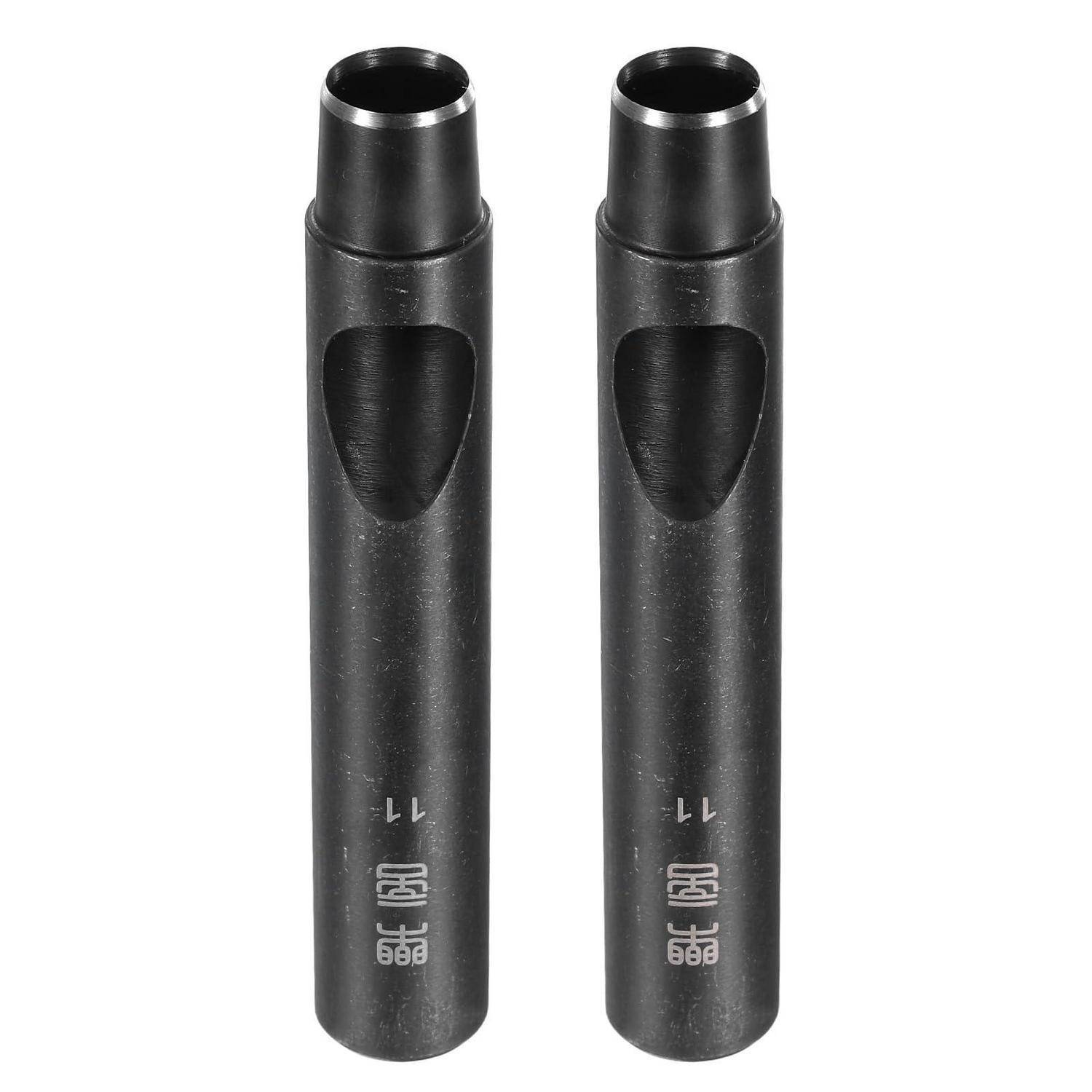 Zwei schwarze zylindrische Metallverbinder oder Adapter, die aufrecht auf weißem Hintergrund stehen.