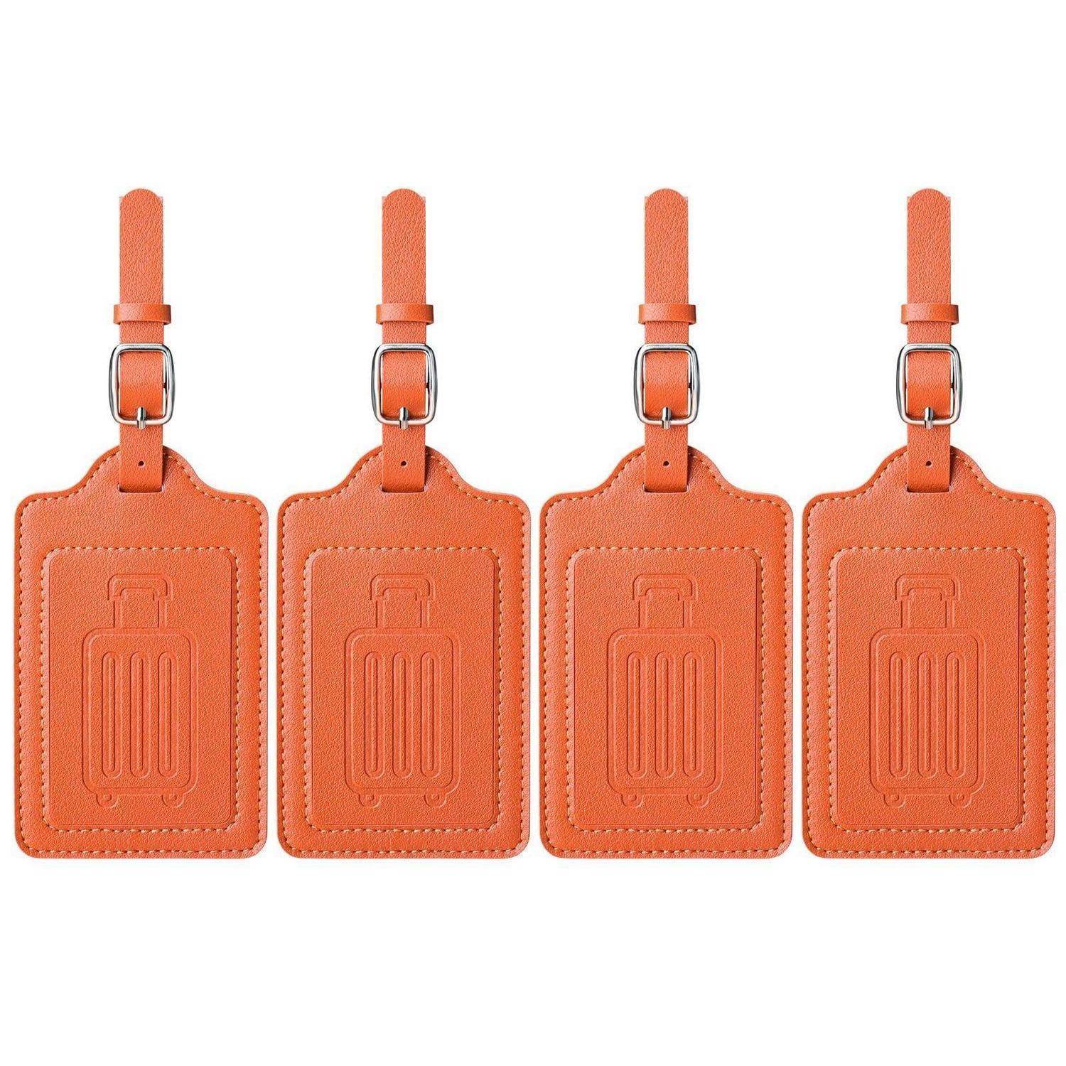 Vier orange Lederreiseetiketten mit Riemen, nebeneinander auf weißem Hintergrund dargestellt.