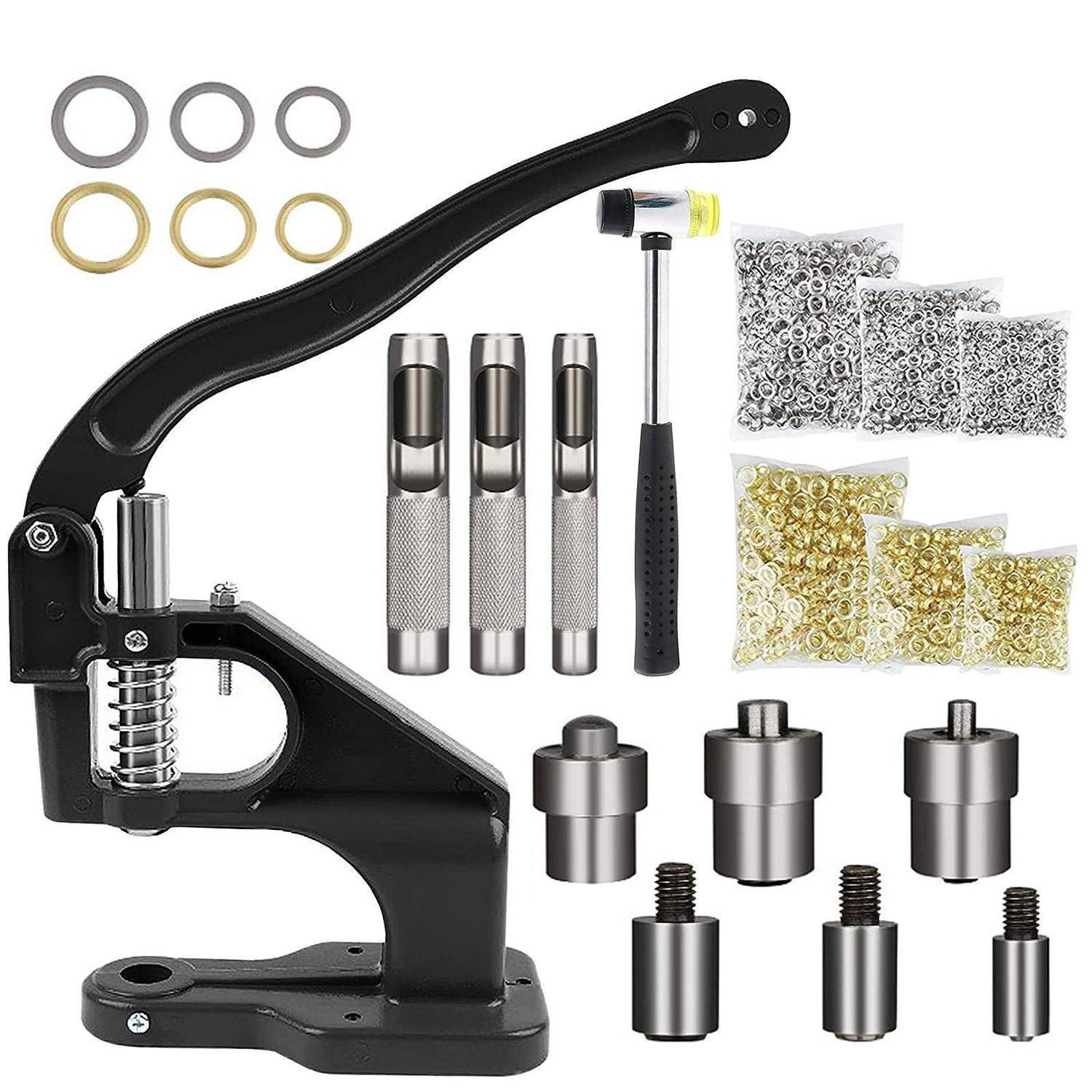 Handpresswerkzeugsatz zum Anbringen von Metalldruckknöpfen, Ösen und Nieten, mit Matrizen, einem Hammer und assortiertem Zubehörpakete auf weißem Hintergrund.