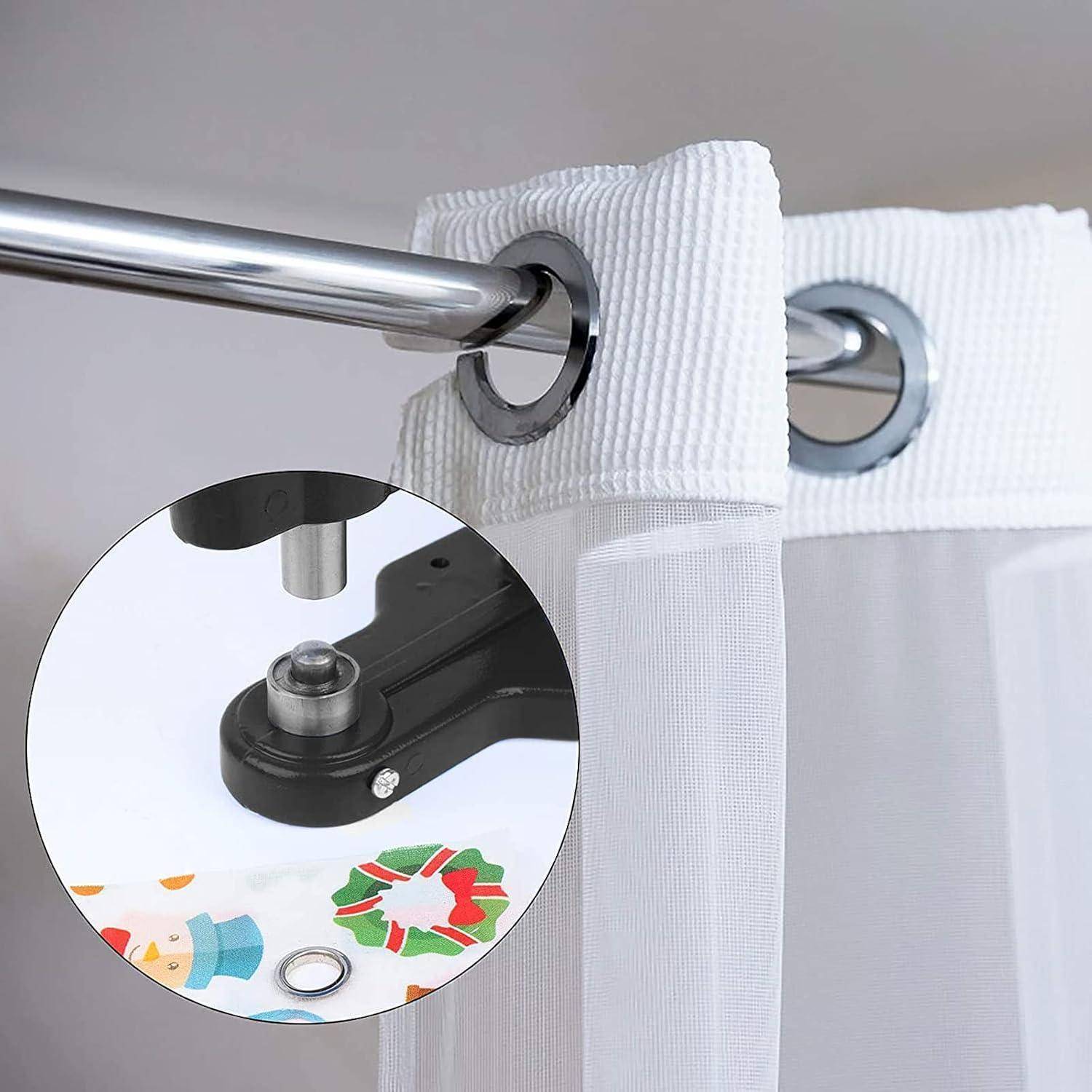 Weißer Duschvorhang mit verchromten Ösen, der an einer Metallstange hängt; die Vergrößerung zeigt die Befestigung des Vorhangrings und das Detail der Druckknopfverschlüsse.