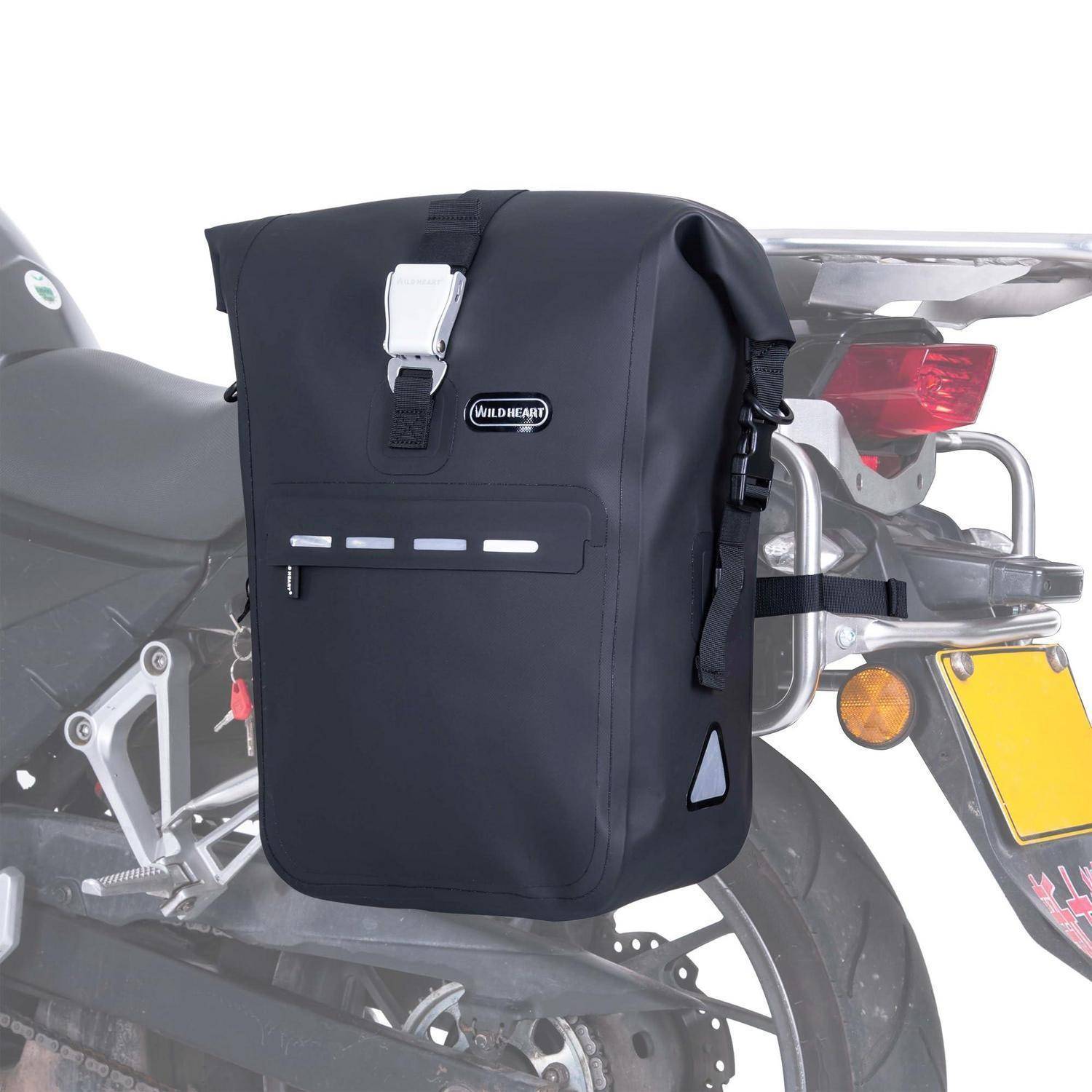 Schwarze Wildheart-Motorrad-Satteltasche, montiert über dem Hinterrad und Sitz, mit reflektierenden Streifen und Schnallenverschluss.