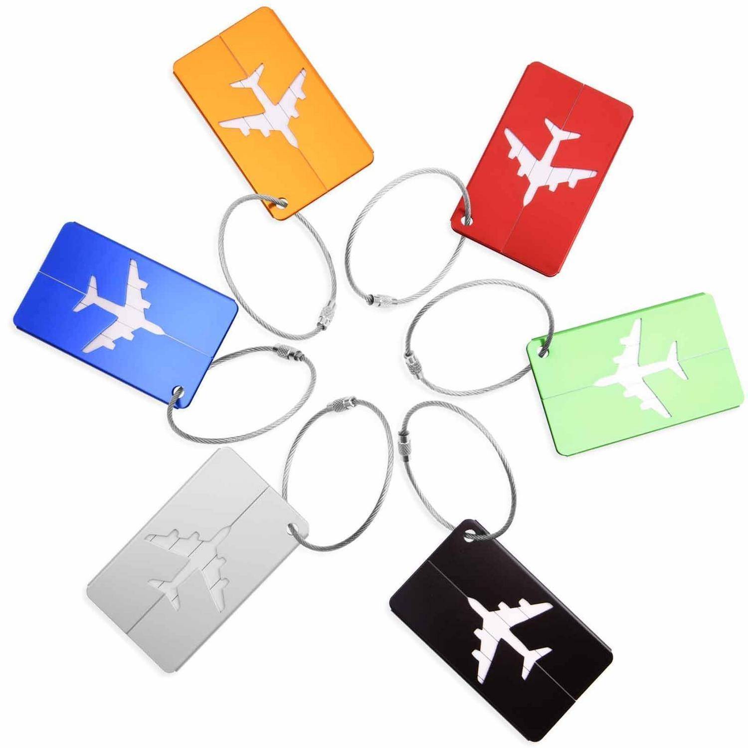 Sechs bunte Flugzeug-Gepäckanhänger in einem Kreis auf weißem Hintergrund angeordnet, jeder mit einer Flugzeug-Icon-Ausschnitt.